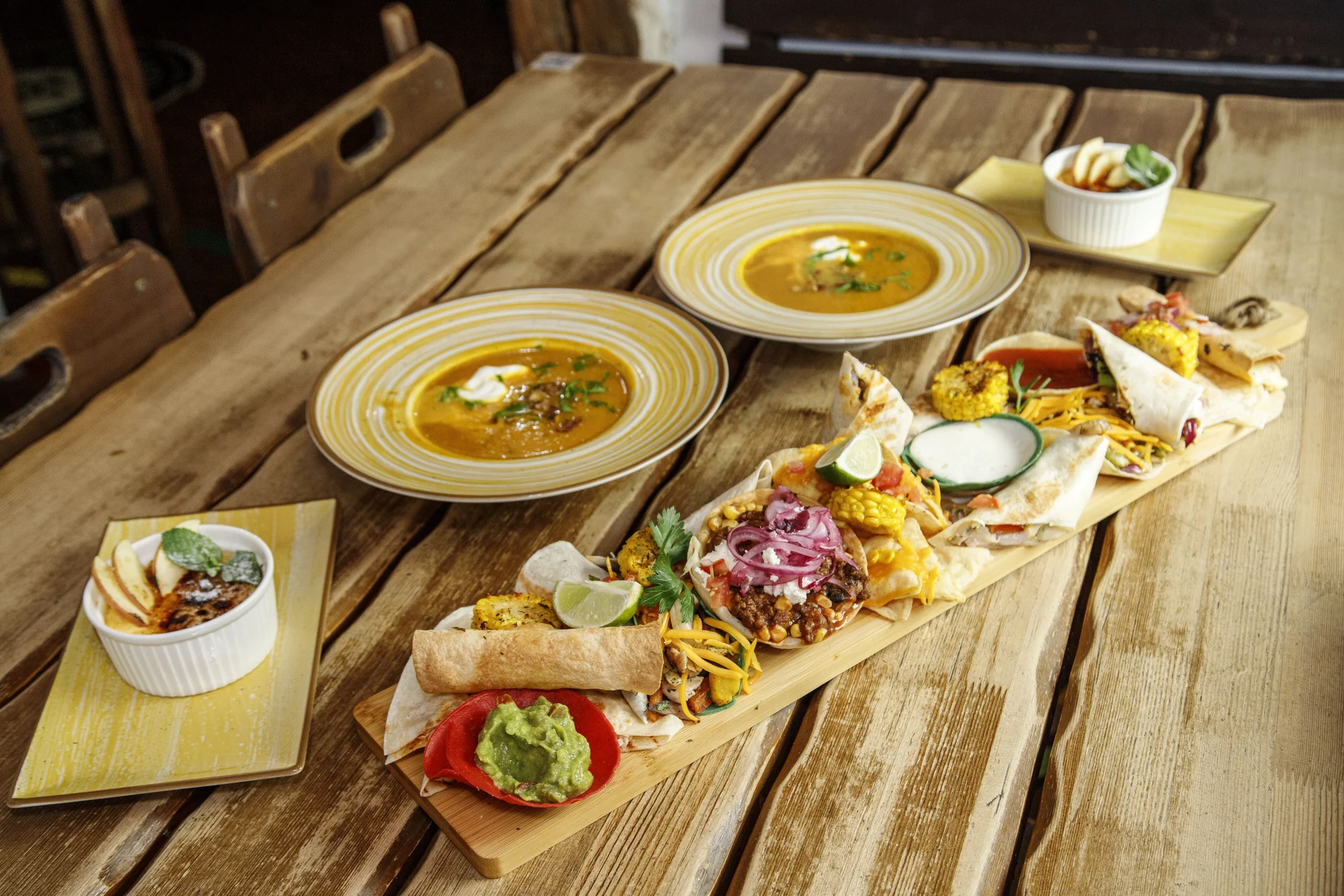Tříchodové menu v mexické restauraci pro 2 osoby: polévka, plato dobrot dle výběru a dezert