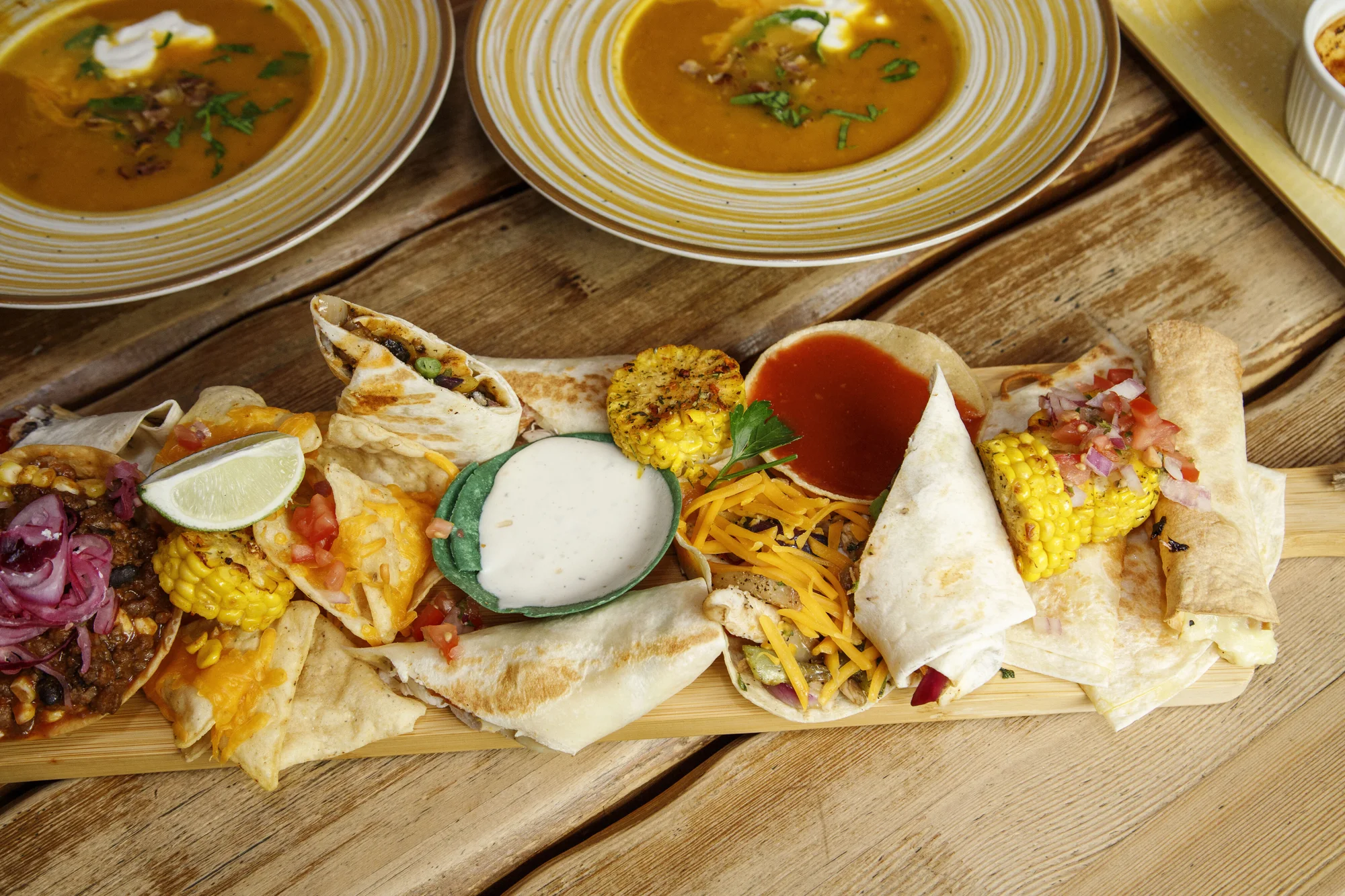 Tříchodové menu v mexické restauraci: polévka, plato specialit dle výběru a dezert pro 2 osoby