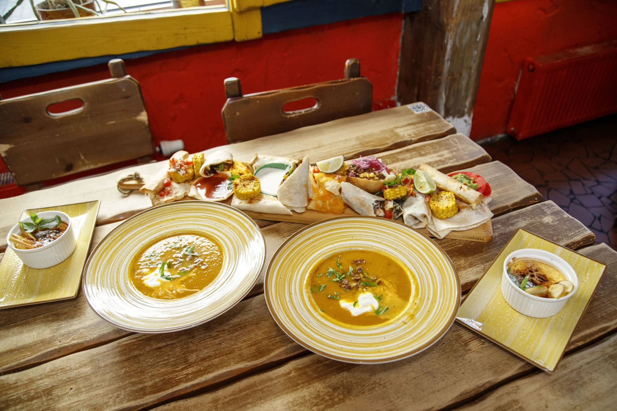 Tříchodové menu v mexické restauraci pro 2 osoby: polévka, plato dobrot dle výběru a dezert