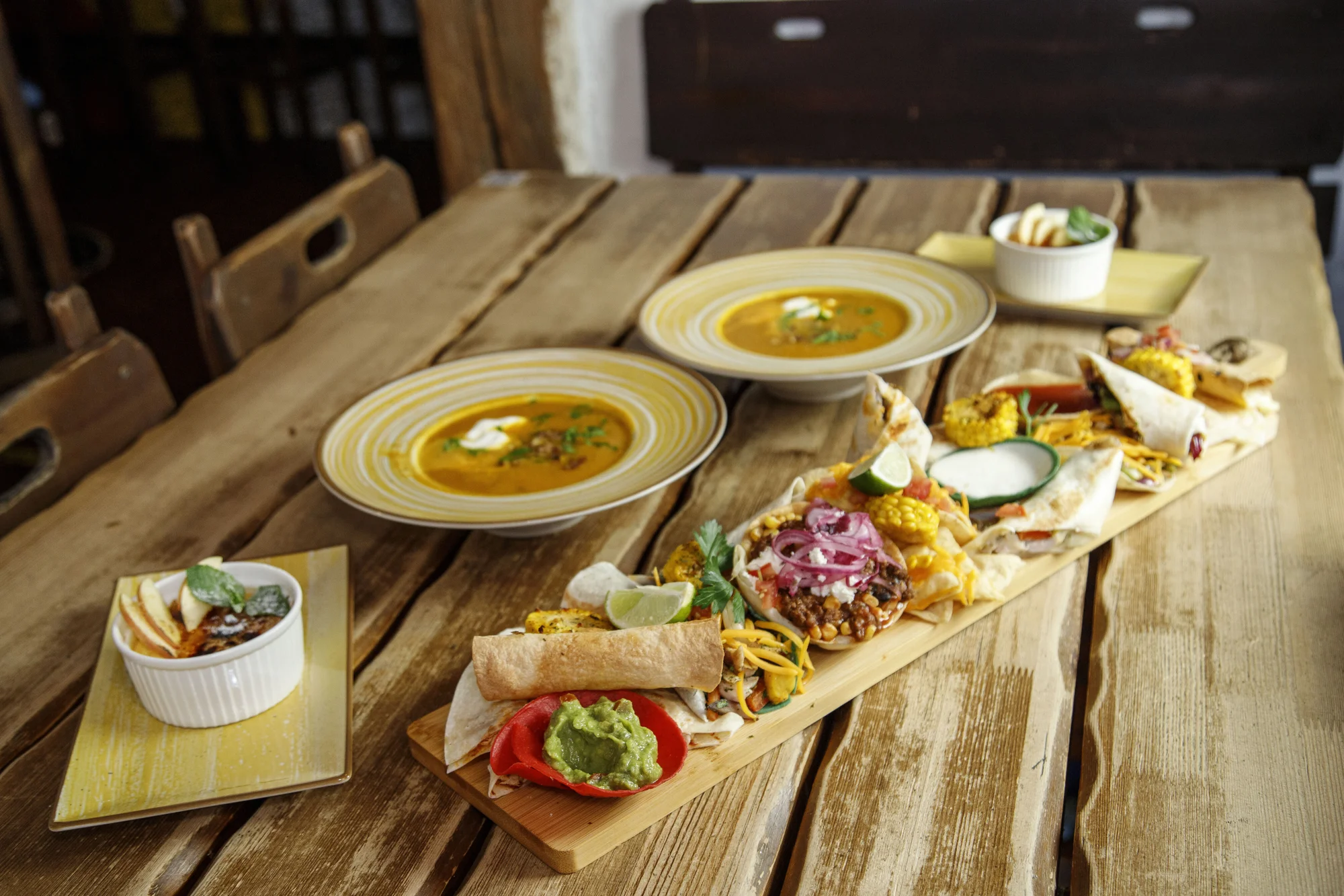 Tříchodové menu v mexické restauraci pro 2 osoby: polévka, plato dobrot dle výběru a dezert