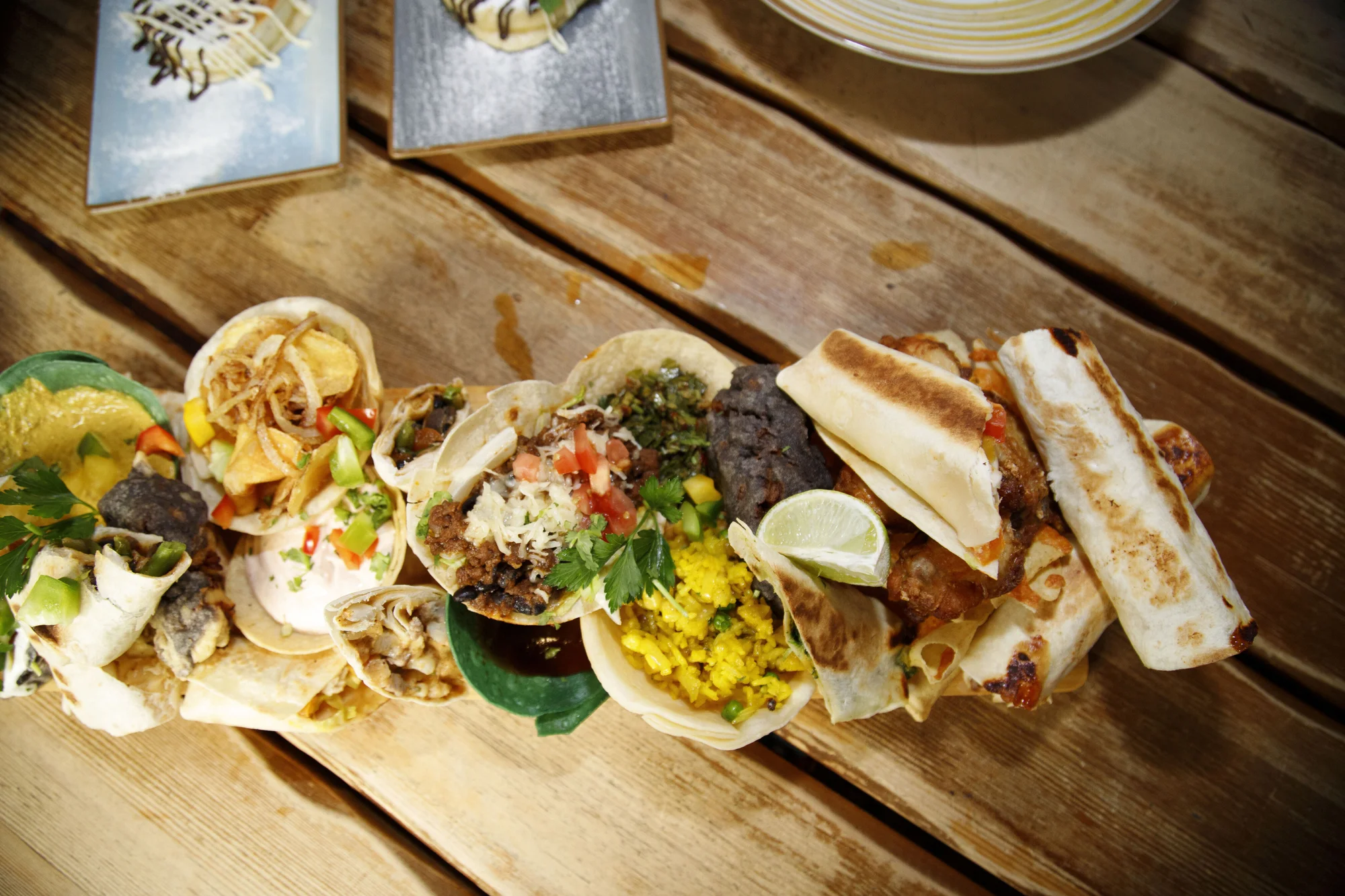 Tříchodové menu v mexické restauraci pro 2 osoby: polévka, plato dobrot dle výběru a dezert