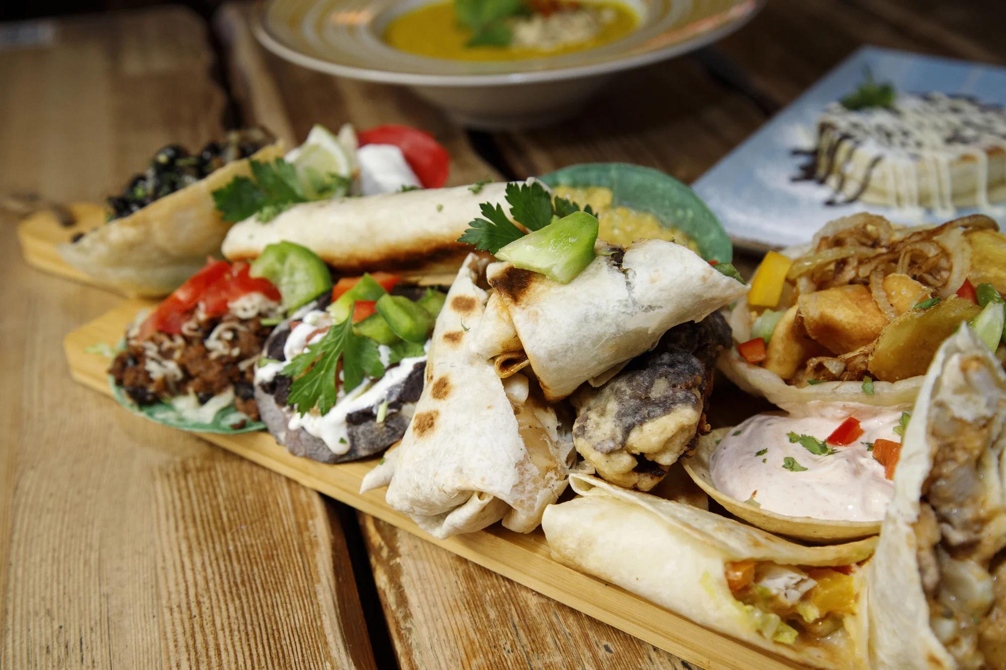 Tříchodové menu v mexické restauraci pro 2 osoby: polévka, plato dobrot dle výběru a dezert