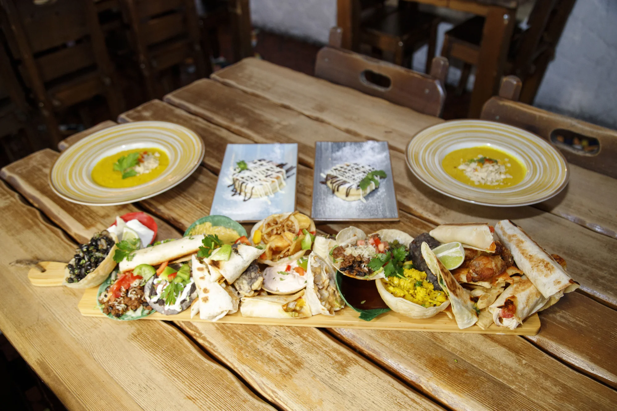 Tříchodové menu v mexické restauraci pro 2 osoby: polévka, plato dobrot dle výběru a dezert