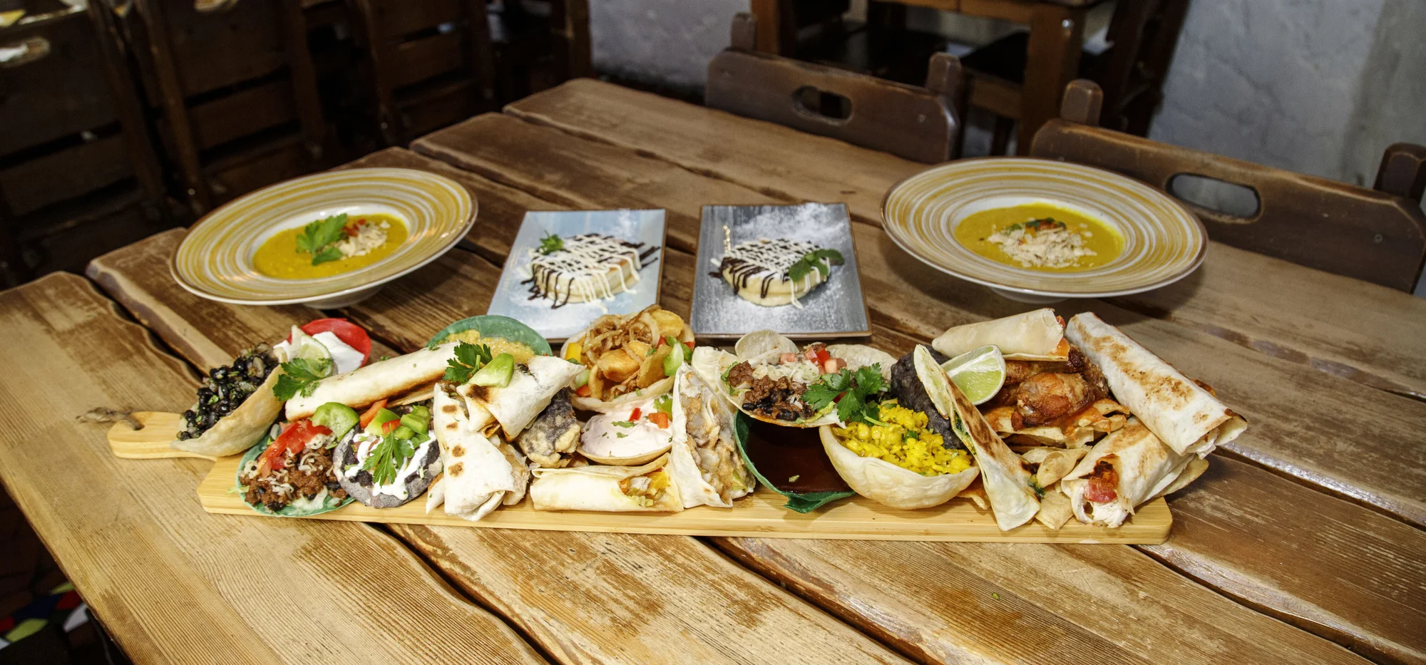Tříchodové menu v mexické restauraci pro 2 osoby: polévka, plato dobrot dle výběru a dezert
