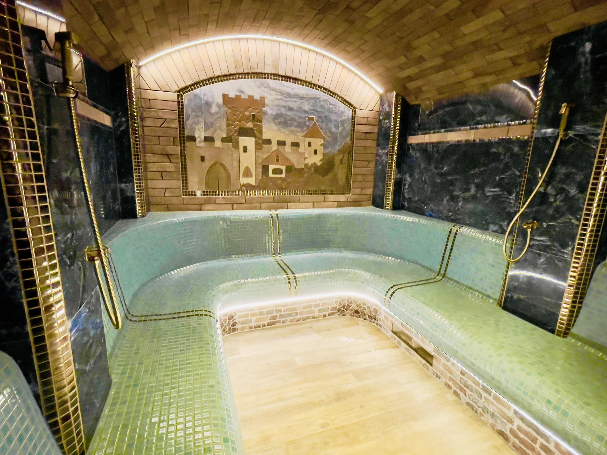 Vstup nebo permanentka do stylového hradního wellness pro pár i rodinu: vířivka i sauny