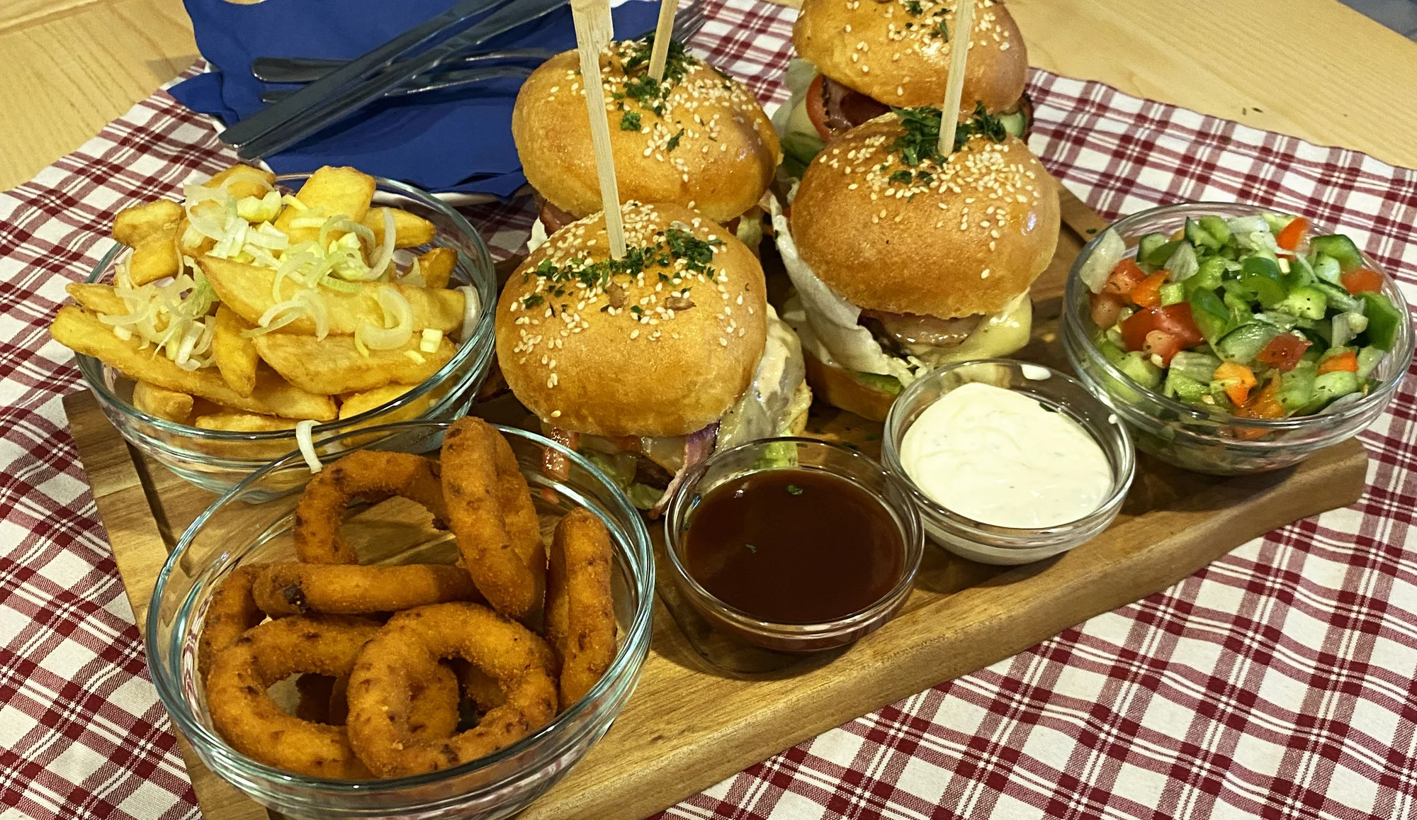 4-8 miniburgerů se slaninou i čedarem vč. příloh a salátu