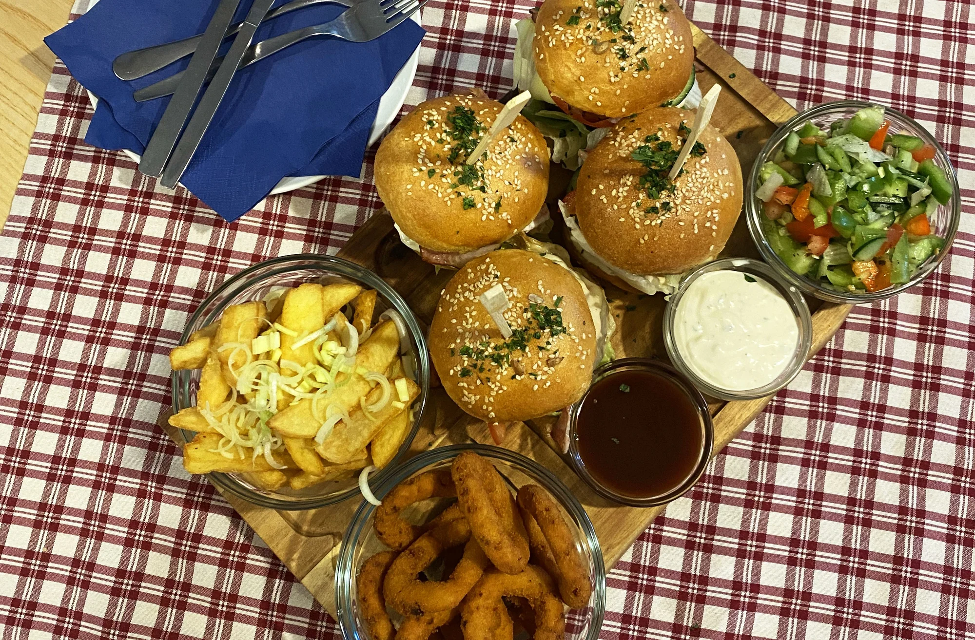 4-8 miniburgerů se slaninou i čedarem vč. příloh a salátu