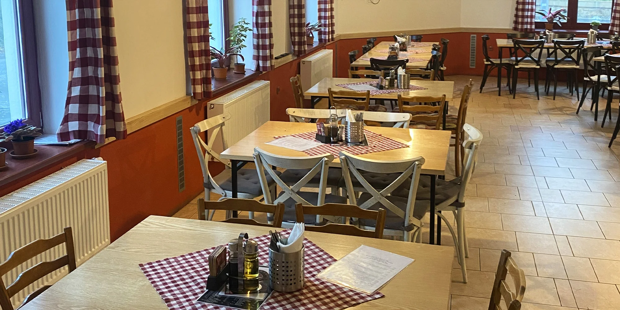 Sýrová hostina: smažená gouda, hermelín, niva i romadur vč. příloh a omáček