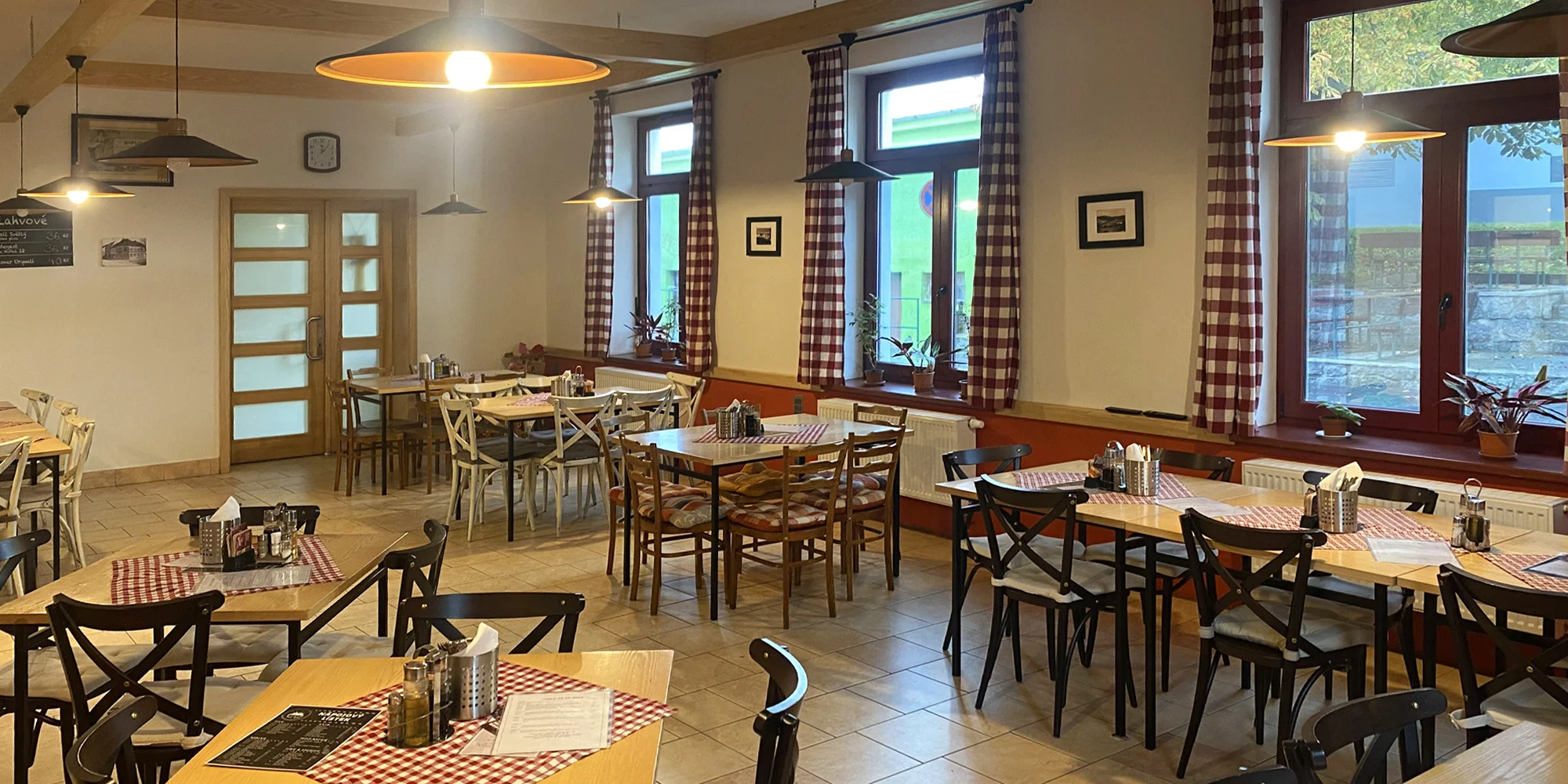 4-8 miniburgerů se slaninou i čedarem vč. příloh a salátu