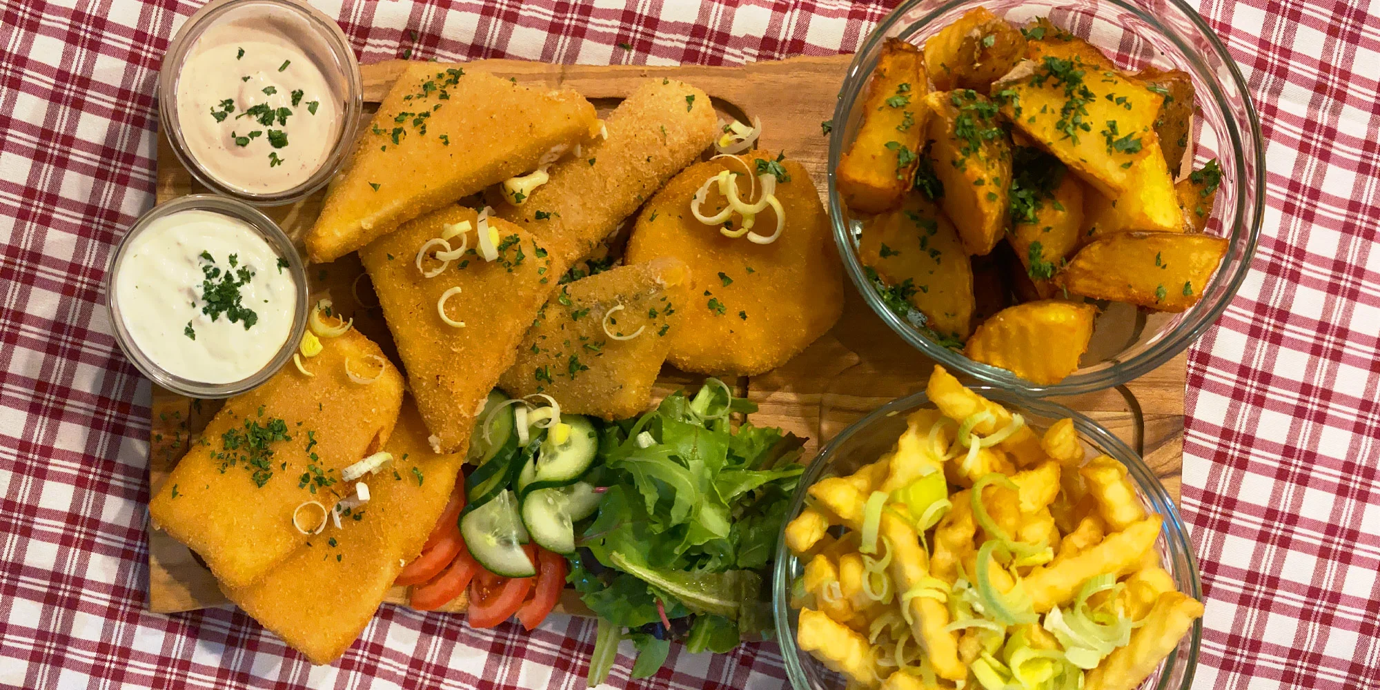 Sýrová hostina: smažená gouda, hermelín, niva i romadur vč. příloh a omáček