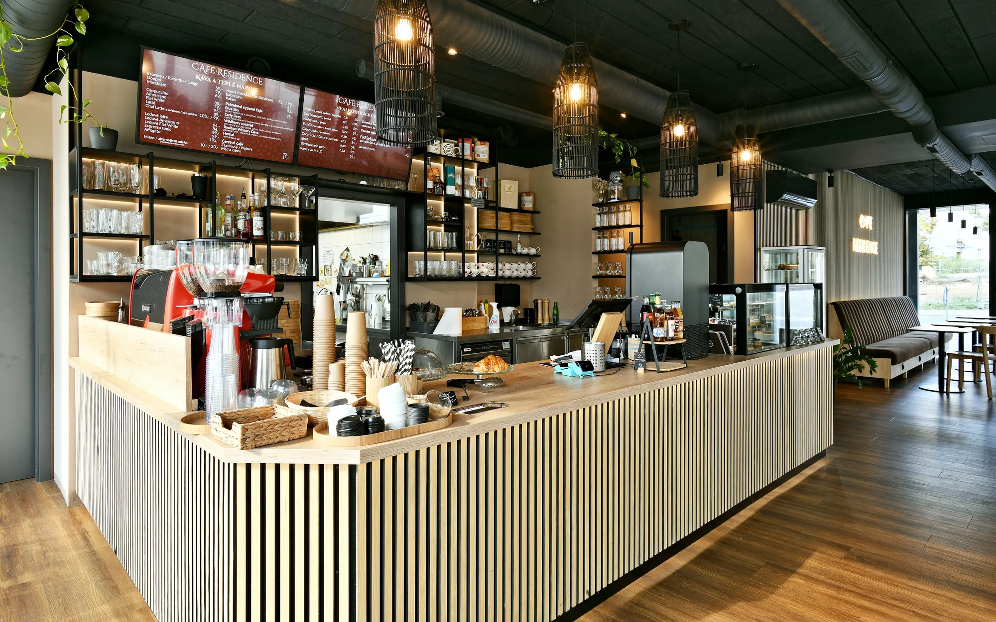 Brunch v nově otevřené kavárně v Braníku: palačinky i vejce Benedikt, káva, čaj či limo