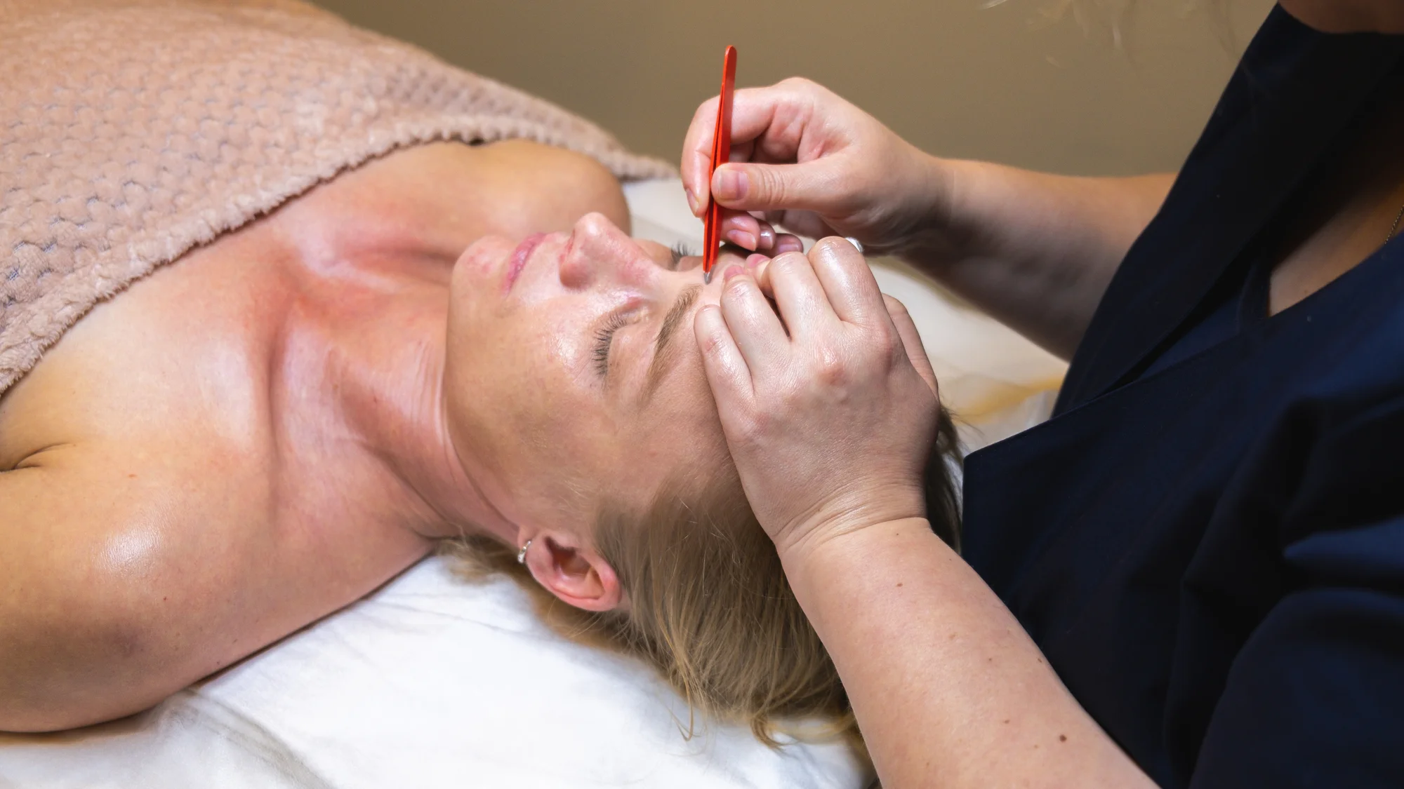 Aromaterapeutické kosmetické ošetření s liftingovou maskou a masáží obličeje