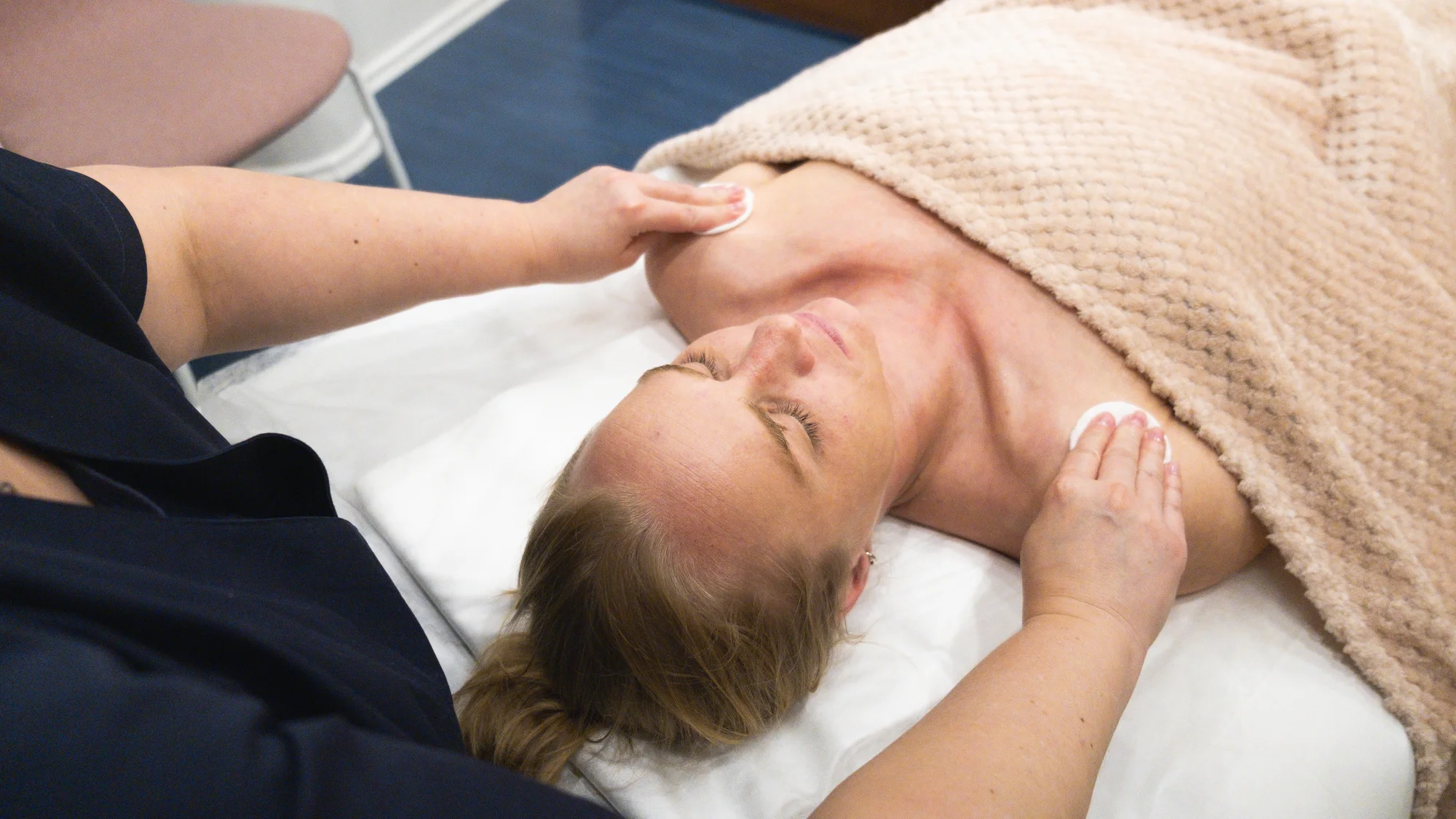 Aromaterapeutické kosmetické ošetření s liftingovou maskou a masáží obličeje