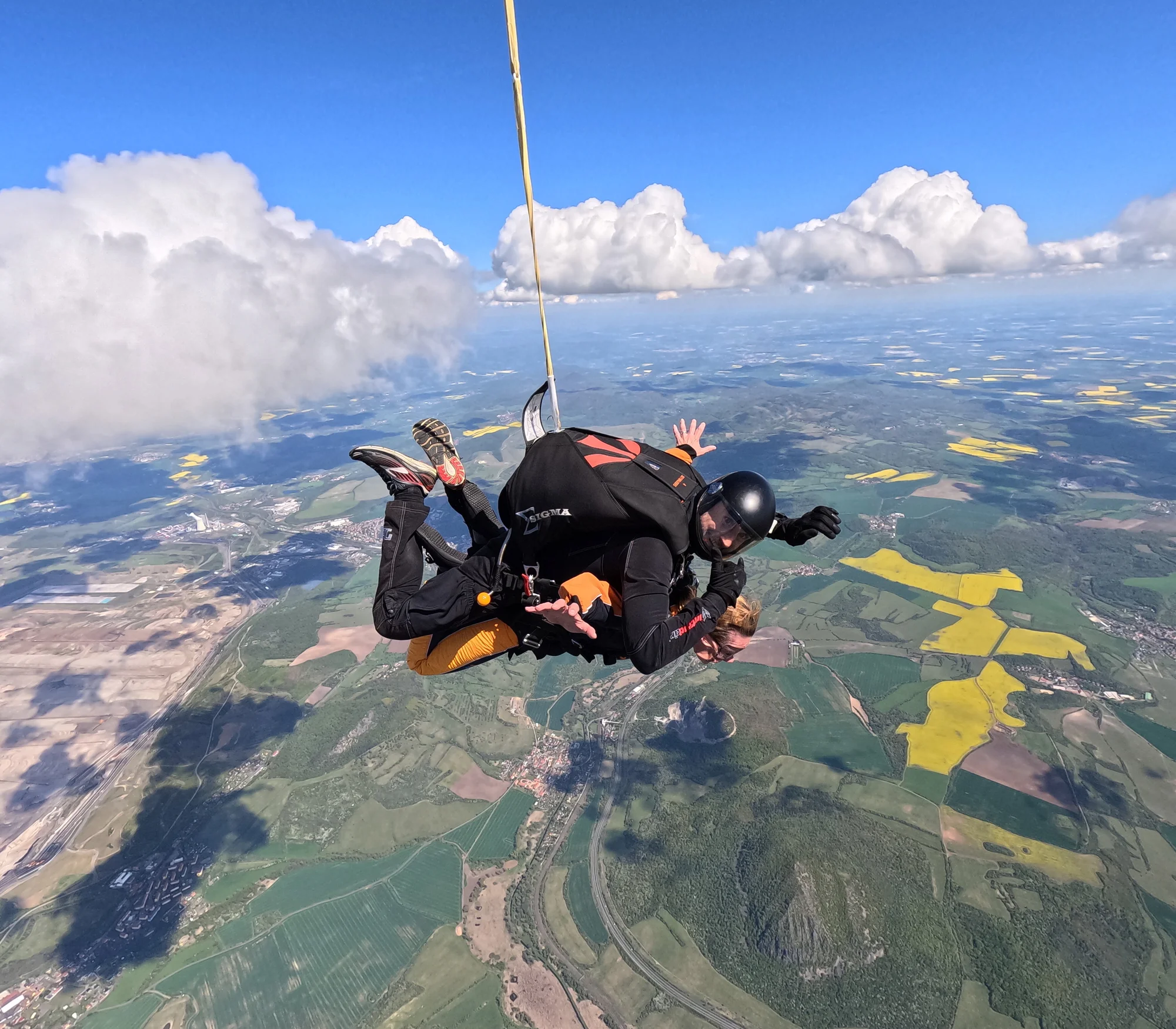 Tandemový seskok s instruktorem z výšky 4200 metrů i s videem a selfie záběry na památku