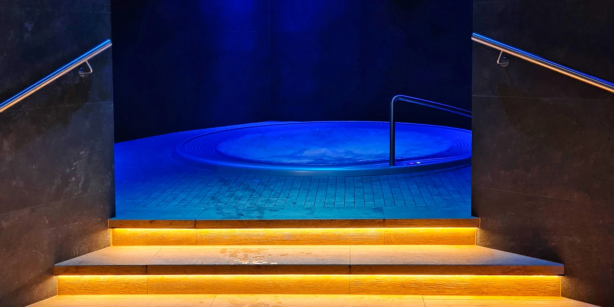 Na 120 minut do veřejného wellness: několik saun, parní kabina, vířivka