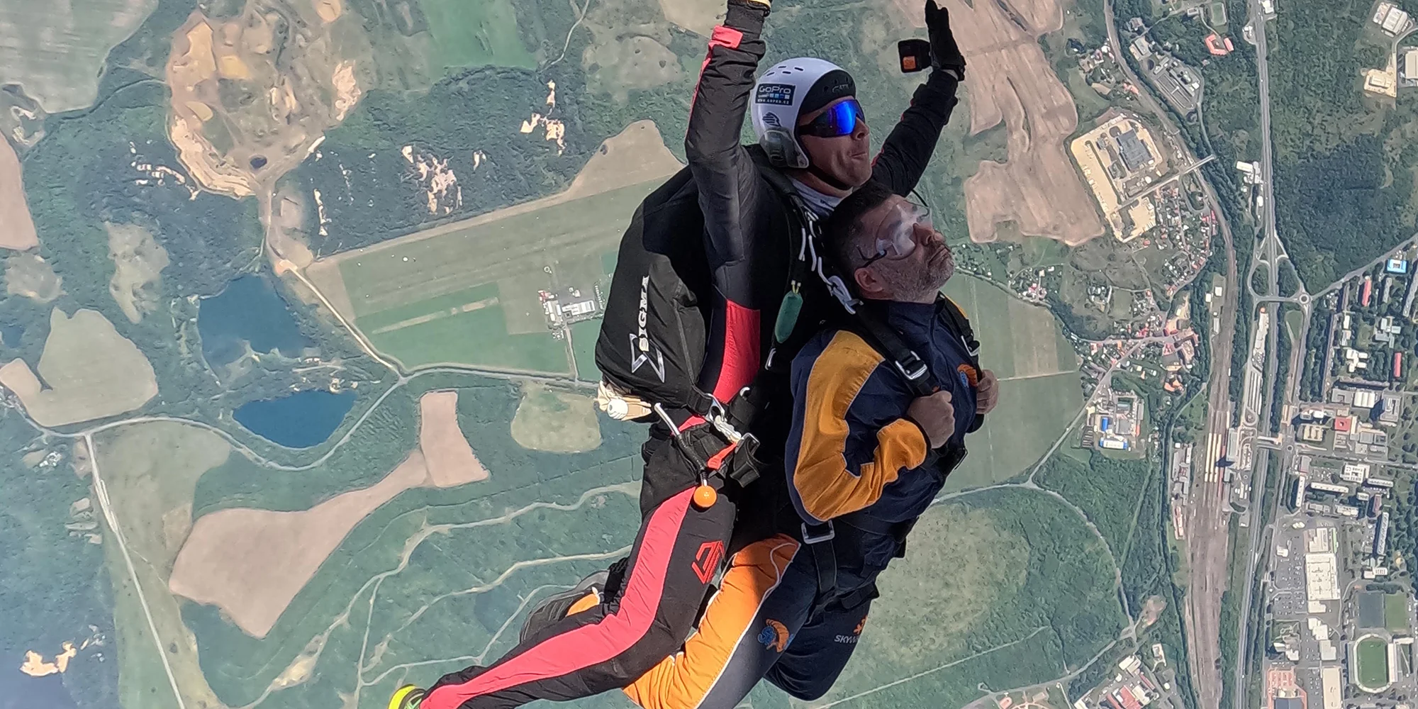 Tandemový seskok s instruktorem z výšky 4200 metrů i s videem a selfie záběry na památku