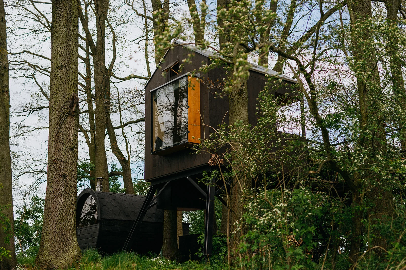 Kouzelný pobyt v treehouse až pro 4 osoby i venkovní sudová sauna