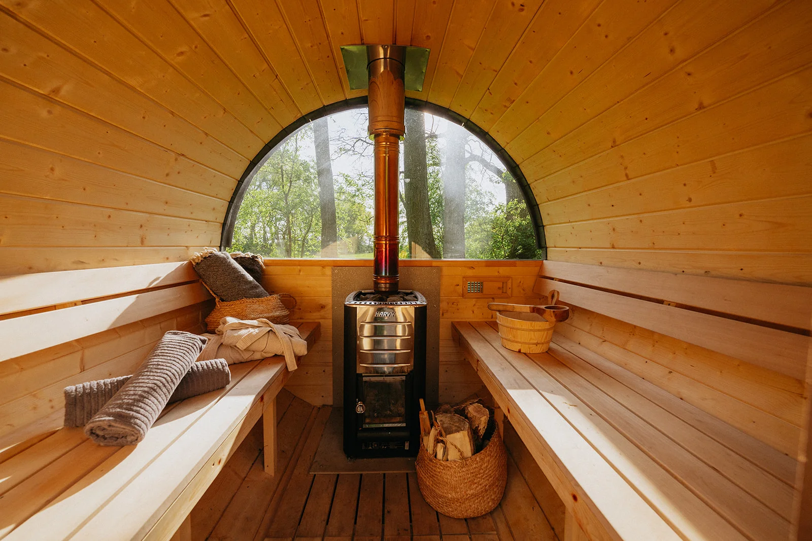 Kouzelný pobyt v treehouse až pro 4 osoby i venkovní sudová sauna