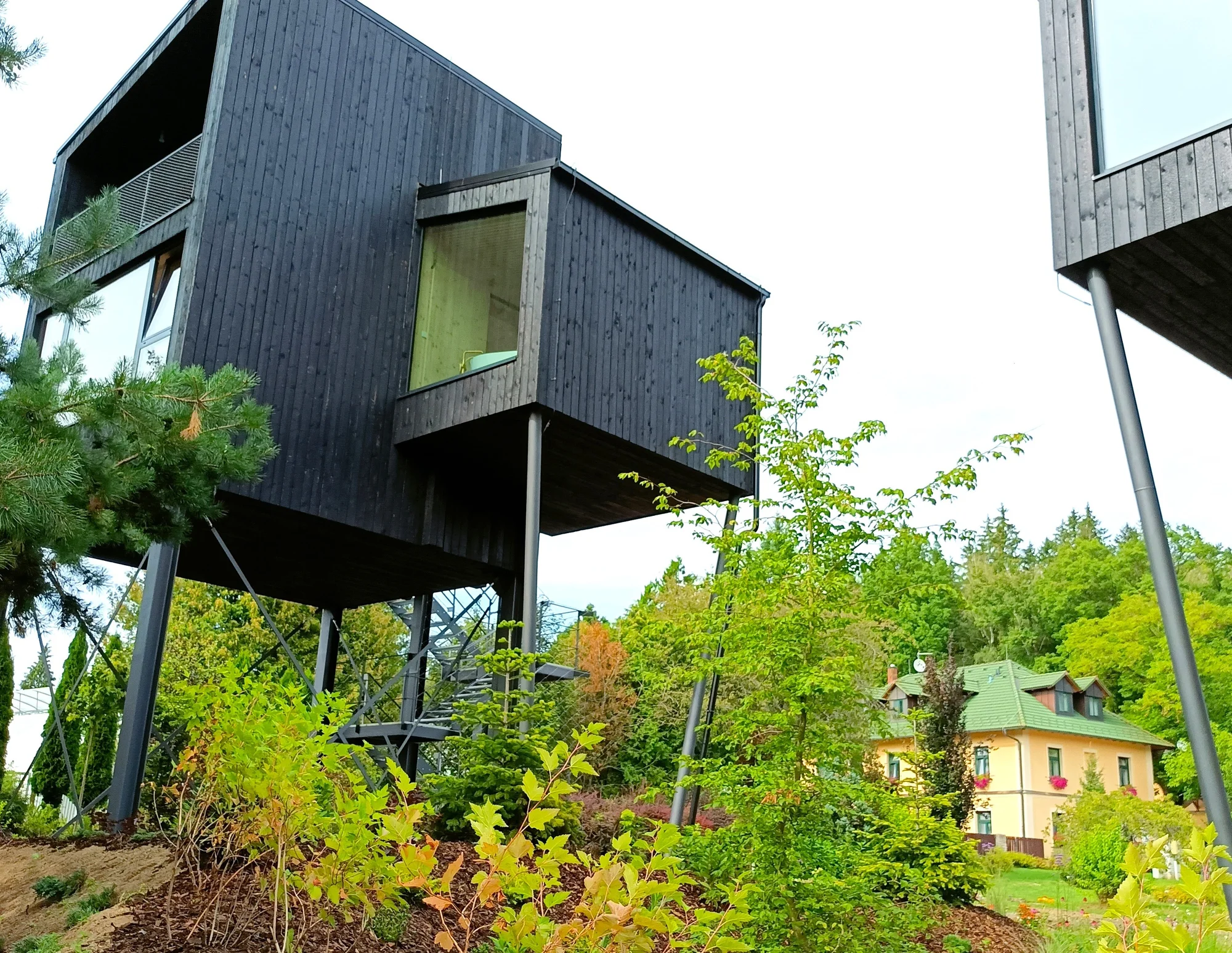 4* Resort Johanka či treehouse na Vysočině: polopenze, vířivka, sauna a dřevěné sudy