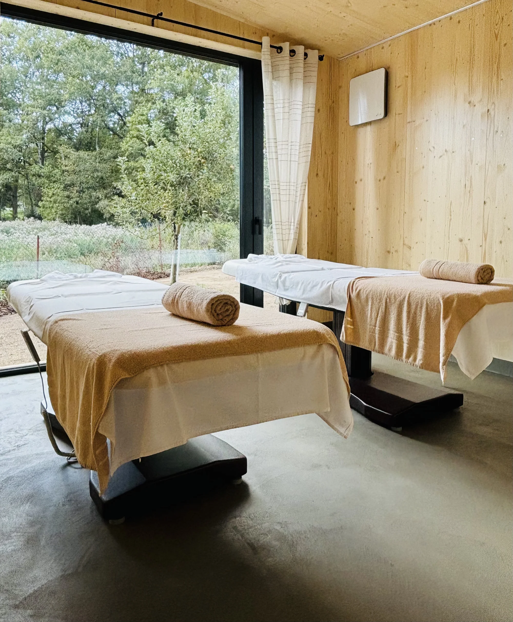 4* Resort Johanka či treehouse na Vysočině: polopenze, vířivka, sauna a dřevěné sudy