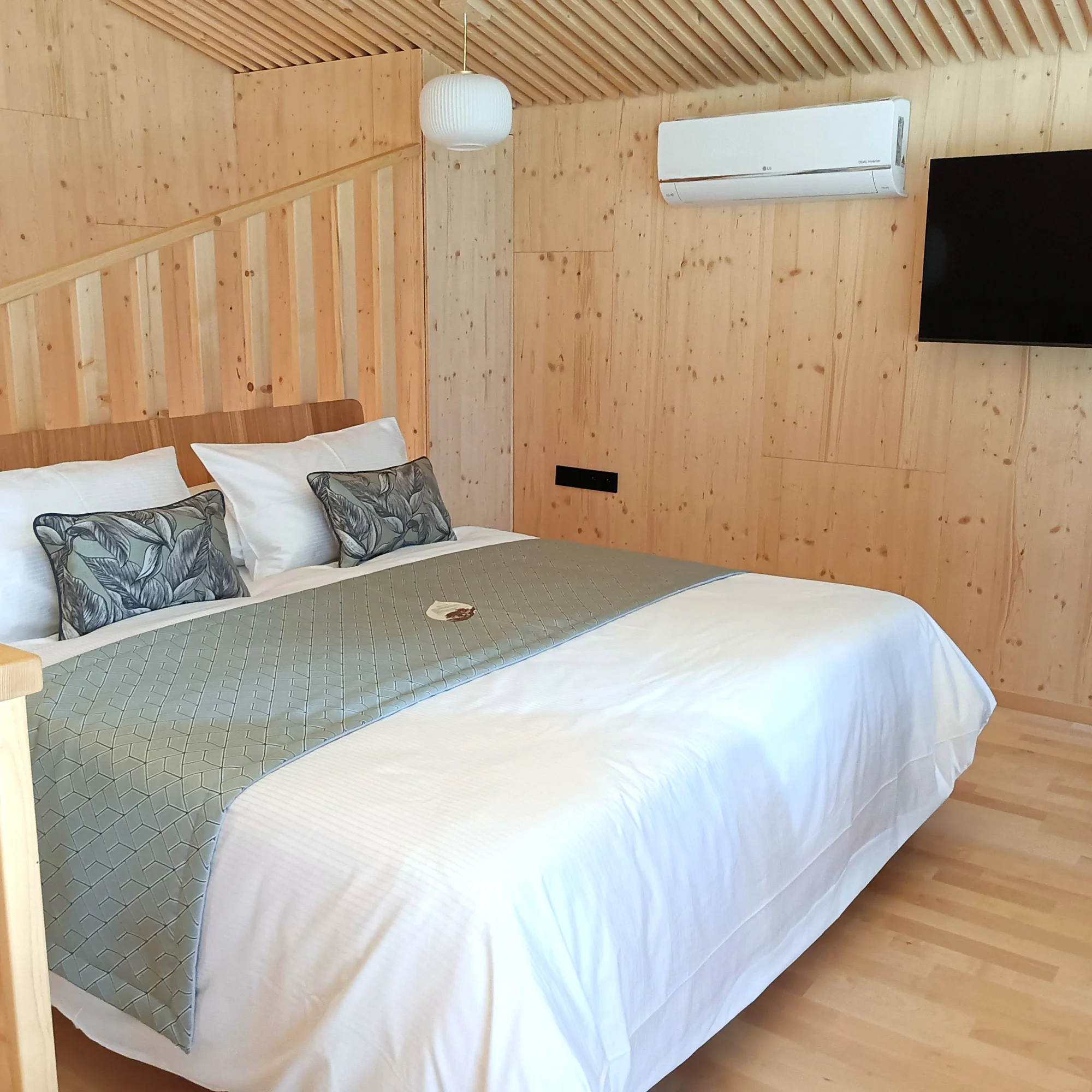 4* Resort Johanka či treehouse na Vysočině: polopenze, vířivka, sauna a dřevěné sudy