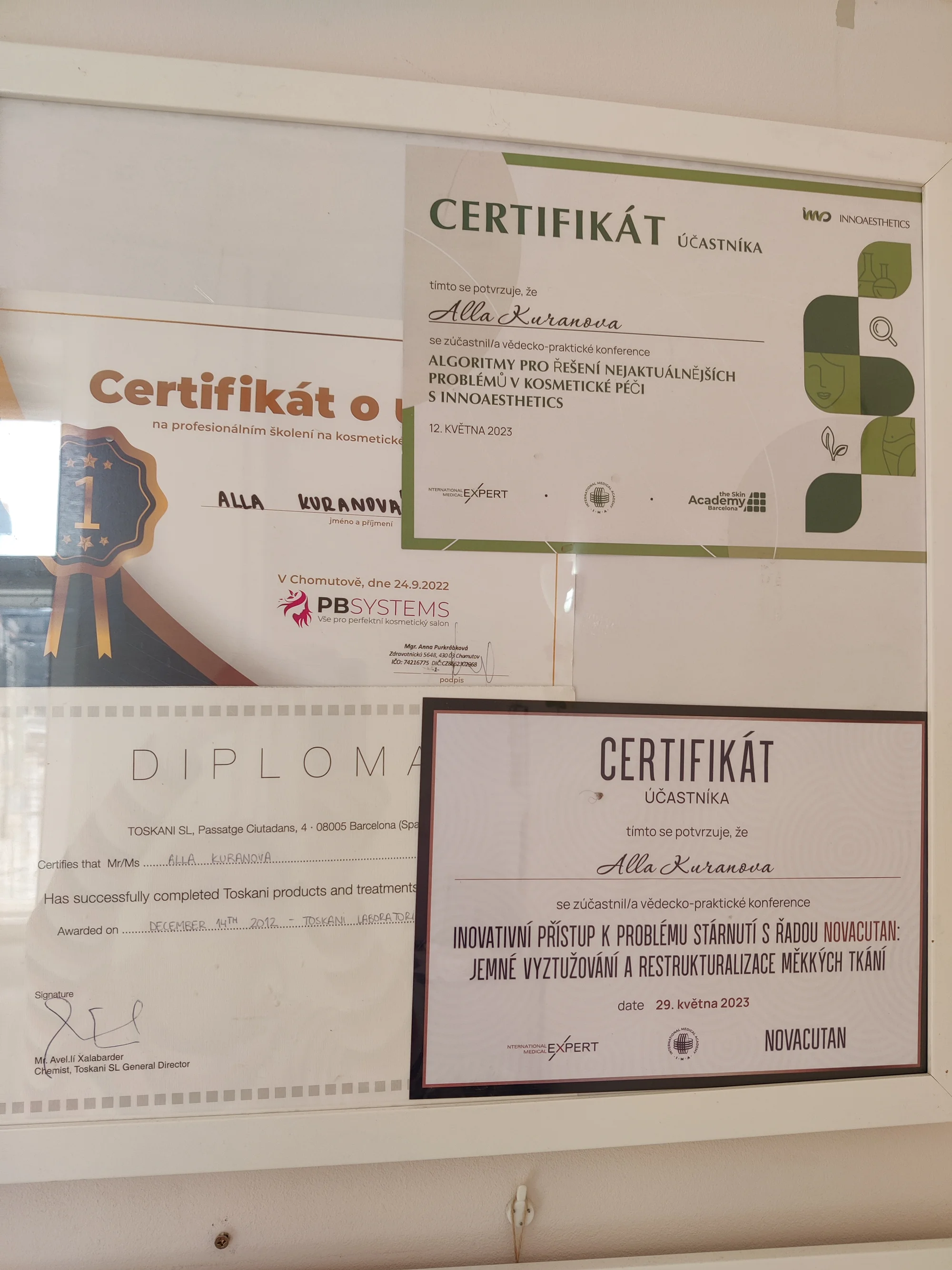 Permanentní make-up: horní i dolní oční linky, pudrové obočí, microblading či rty