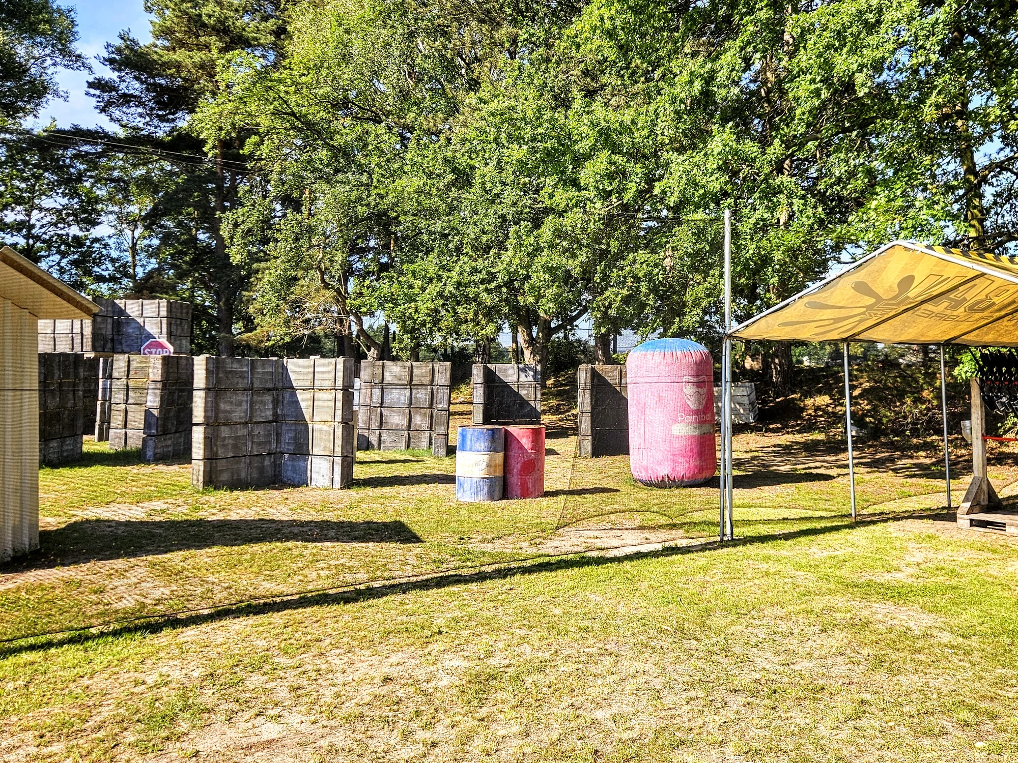 Paintballová bitva u Pardubic až pro 10 osob: zbraň, maska, kuličky a plyn i instruktáž