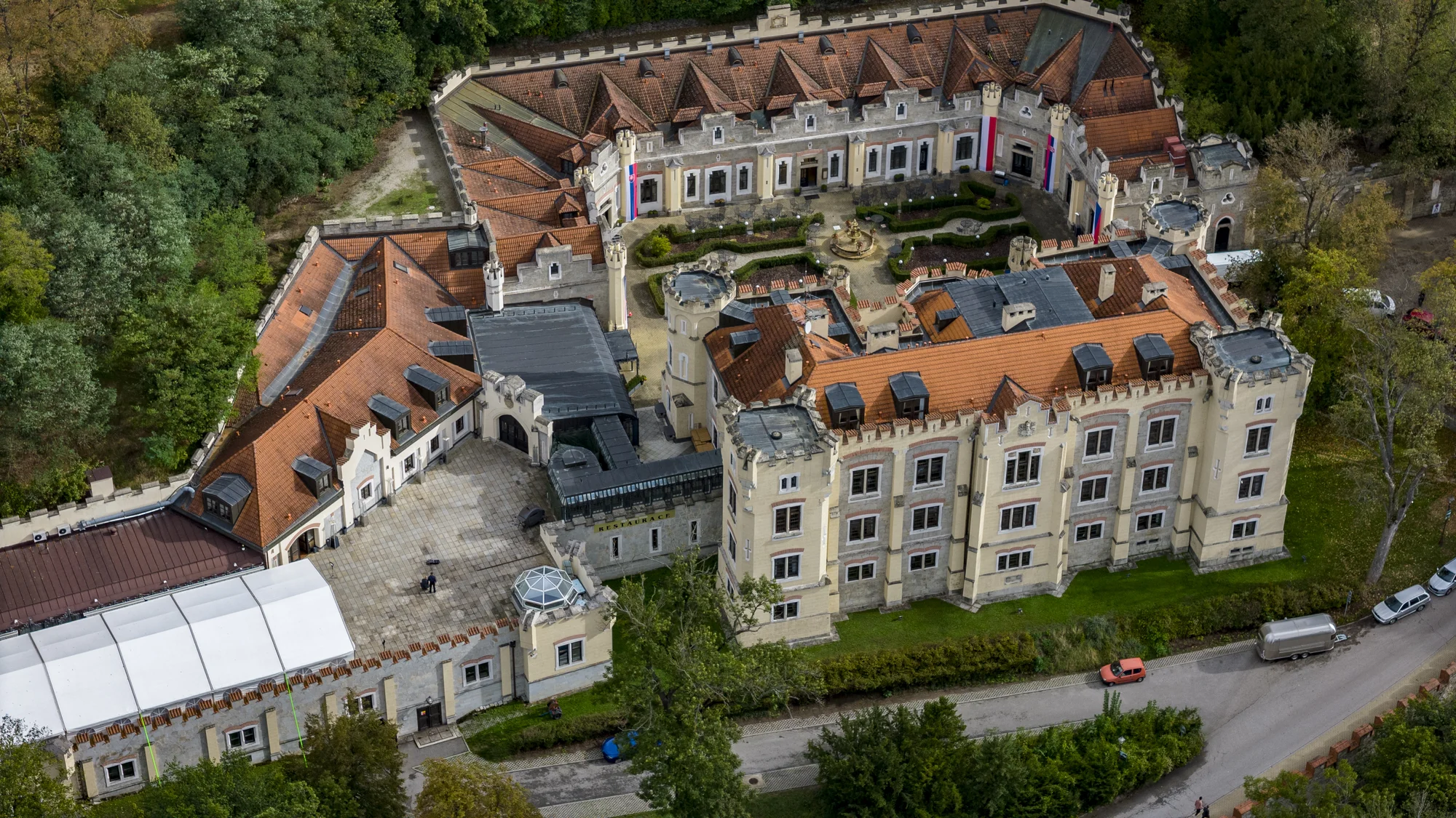 Romantika v Hluboké nad Vltavou: 4* zámecký hotel, luxusní wellness i jídlo