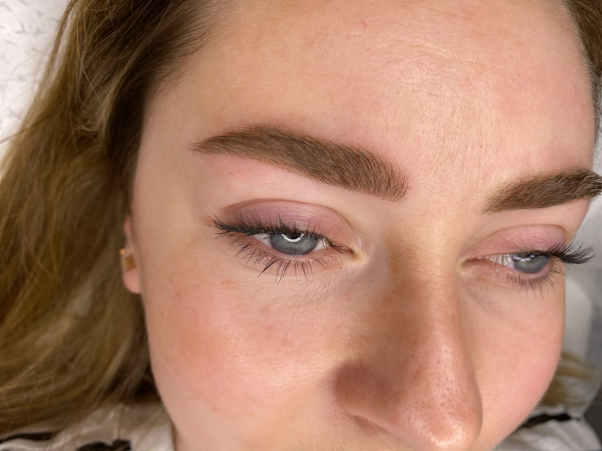 Permanentní make-up obočí pudrovou metodou nebo akvarelových rtů