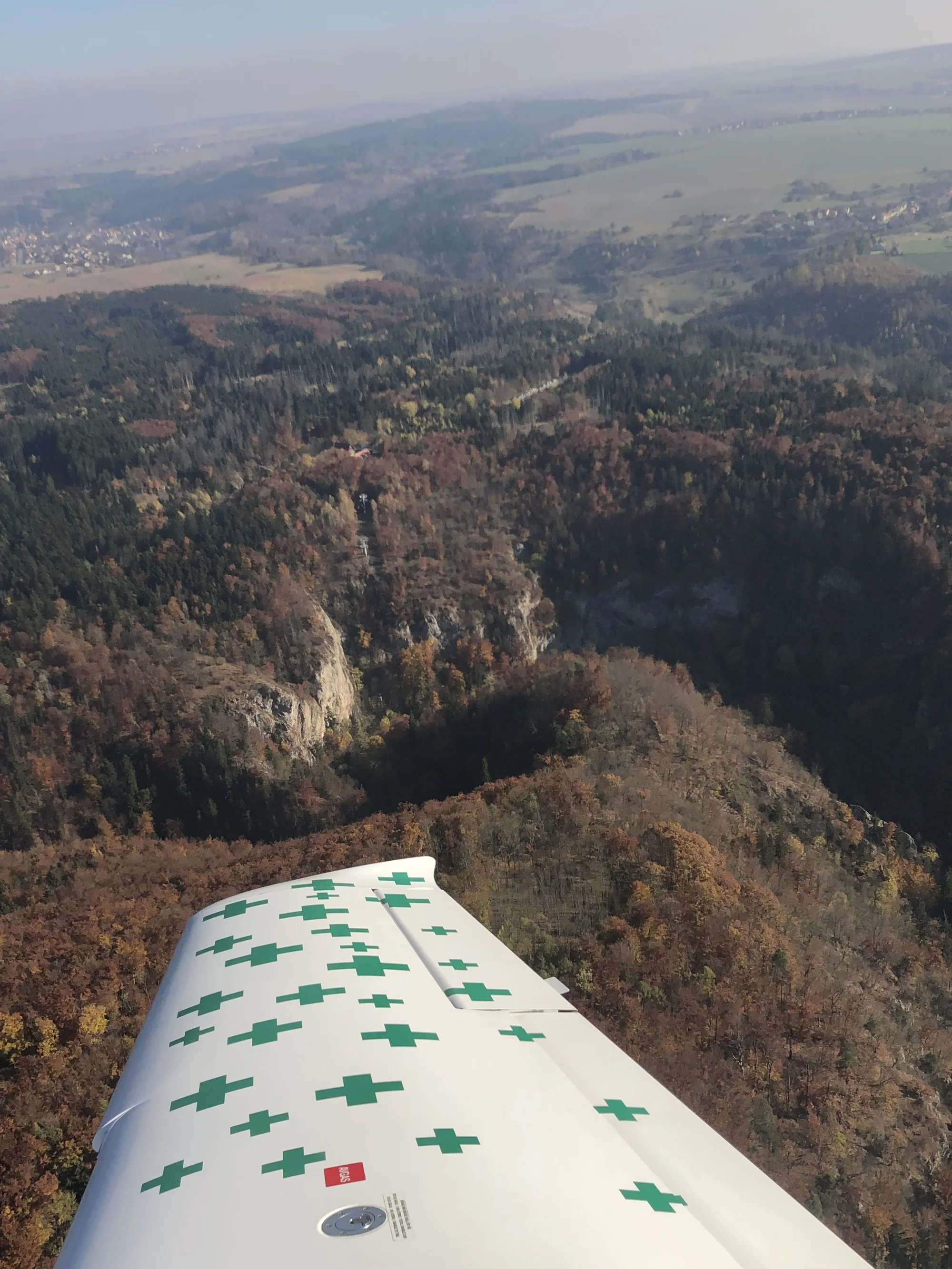 Vzneste se a kochejte se: vyhlídkový let v letadle Cessna 207 nad propastí Macocha