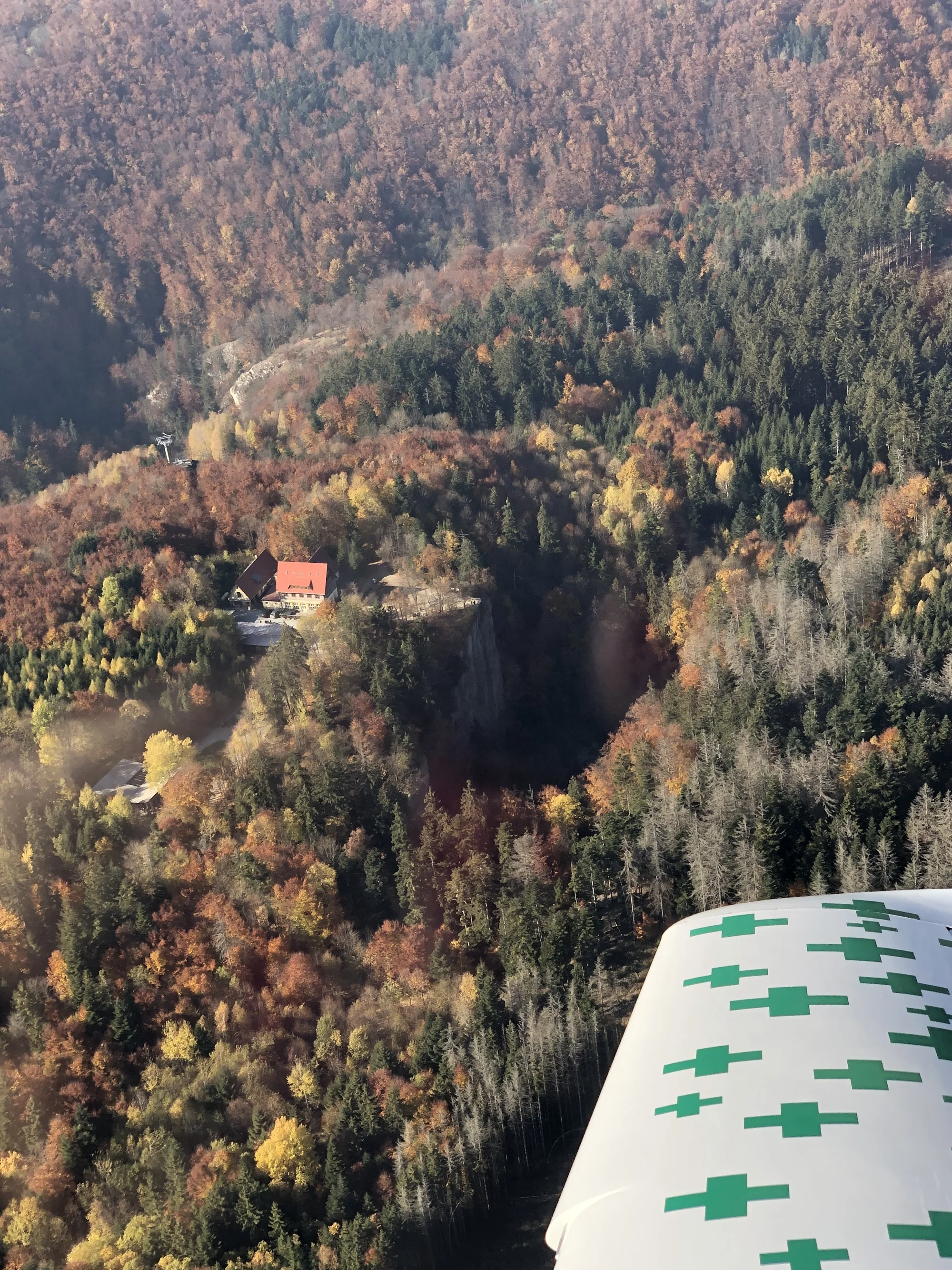 Vzneste se a kochejte se: vyhlídkový let v letadle Cessna 207 nad propastí Macocha
