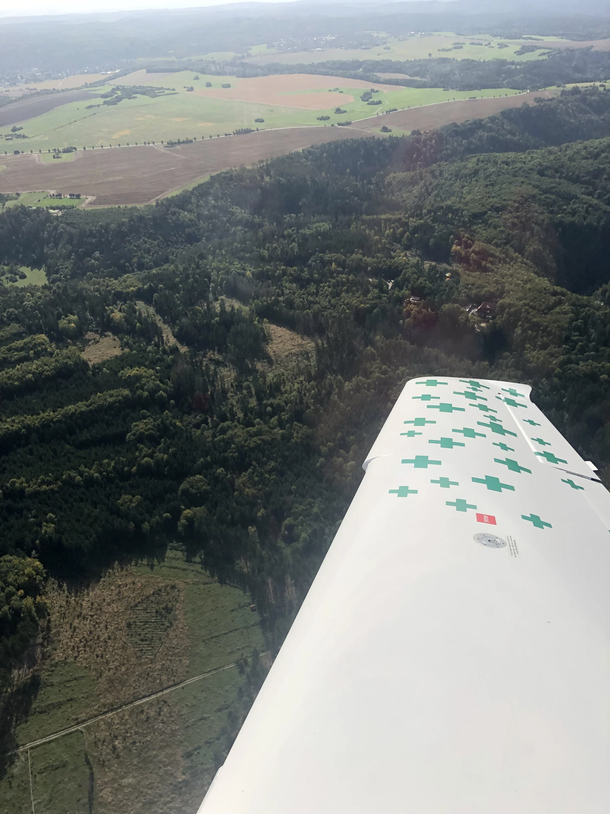 Vzneste se a kochejte se: vyhlídkový let v letadle Cessna 207 nad propastí Macocha
