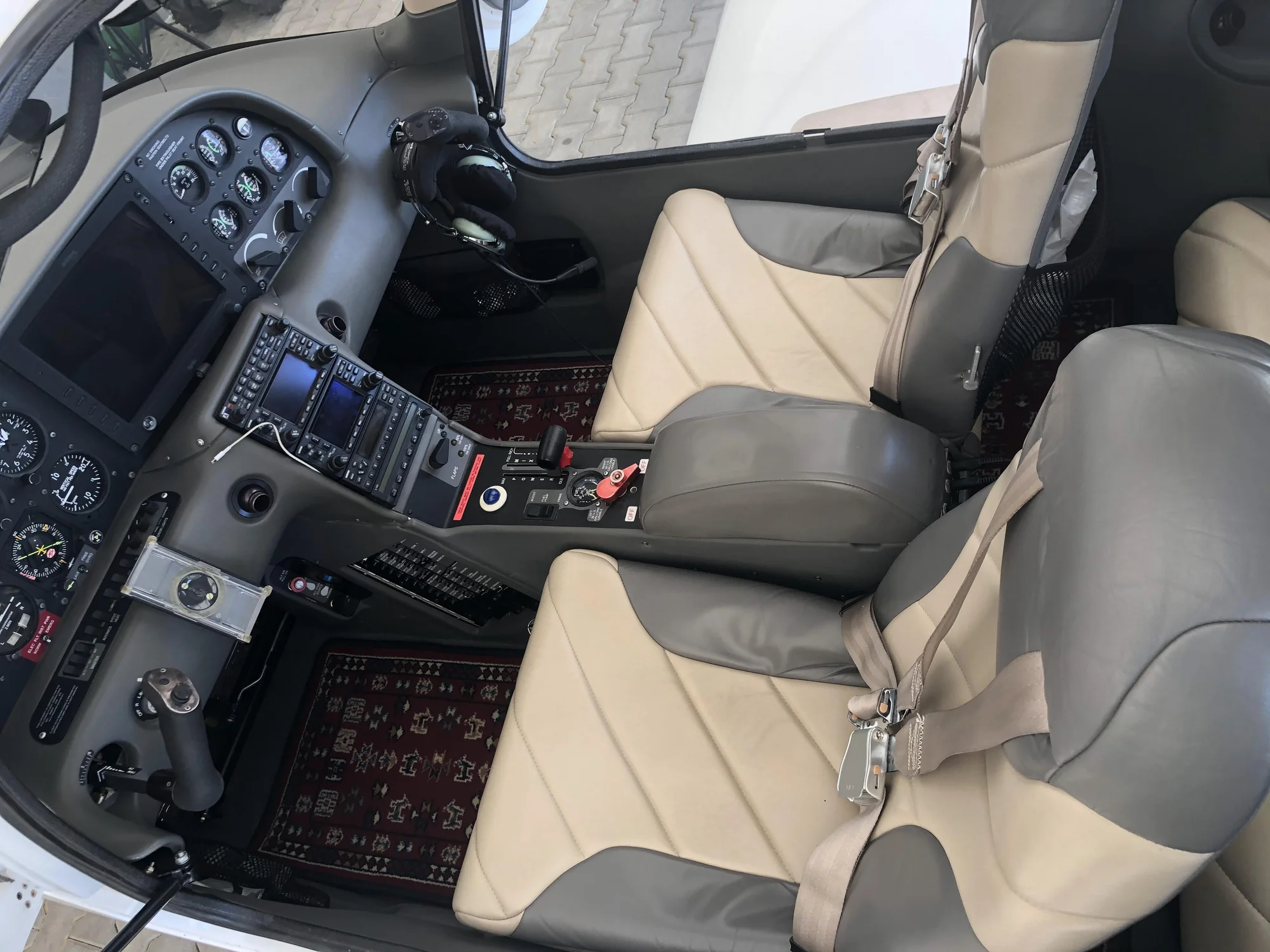 Romantický vyhlídkový let pro 2 osoby luxusním letadlem Cirrus SR 20 a k tomu sekt