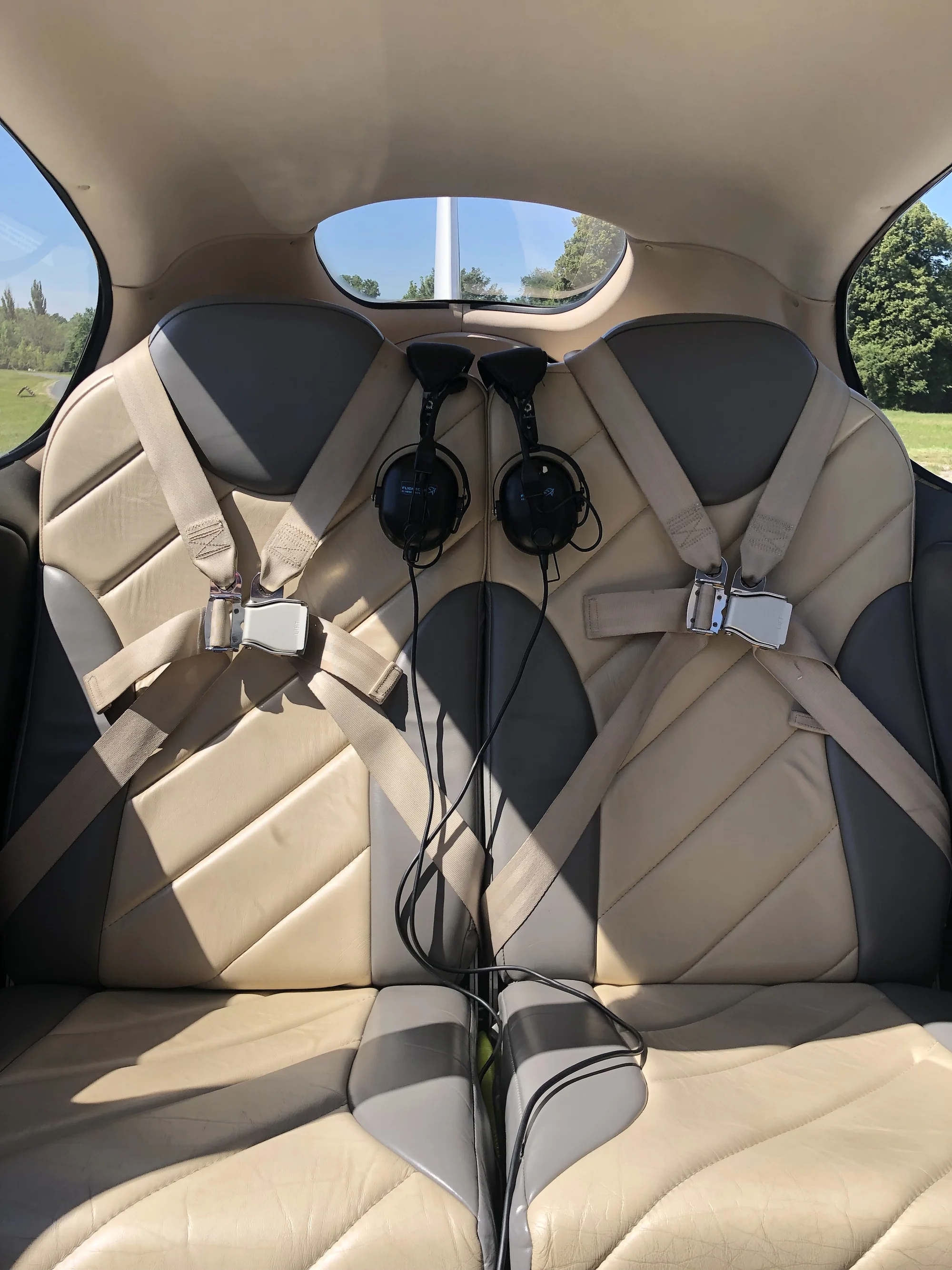 Romantický vyhlídkový let pro 2 osoby luxusním letadlem Cirrus SR 20 a k tomu sekt