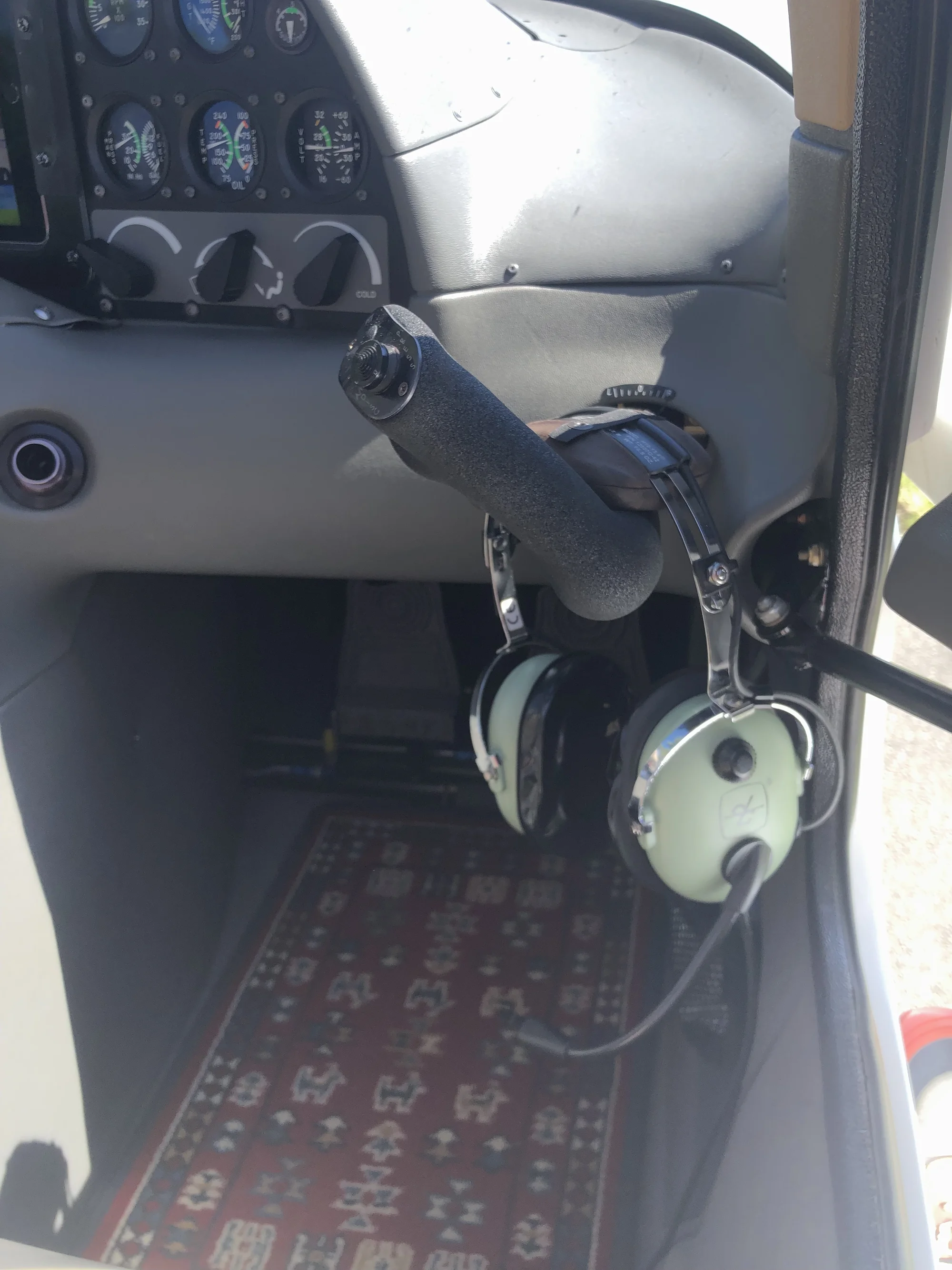Pilotem luxusního letounu Cirrus SR 20 na zkoušku a letenka pro 2 další pasažéry