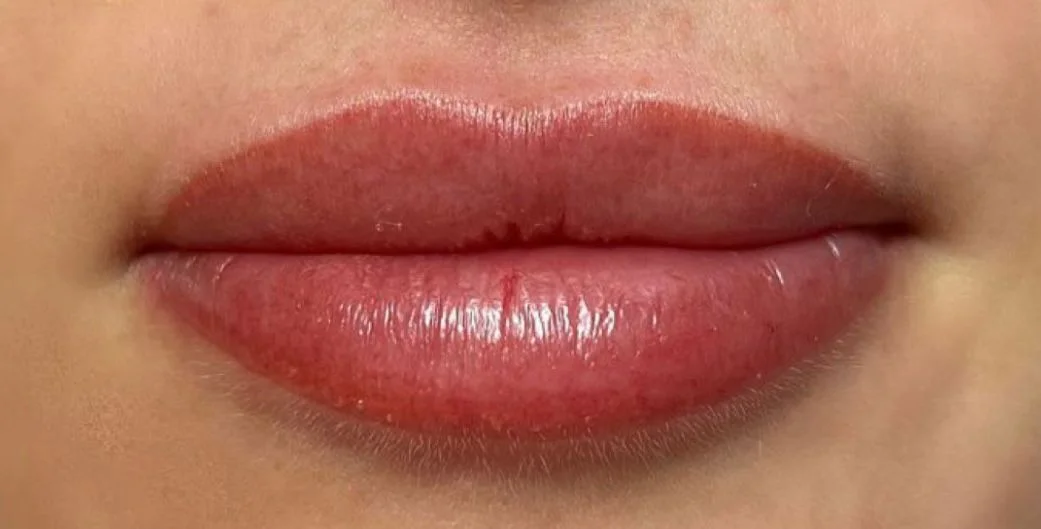 Stále upravená: permanentní make-up metodou pudrového obočí či linky a akvarelové rty