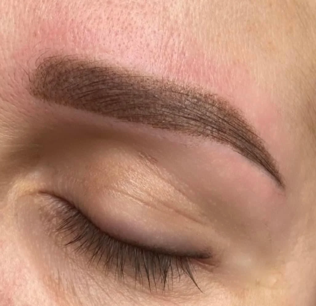 Stále upravená: permanentní make-up metodou pudrového obočí či linky a akvarelové rty