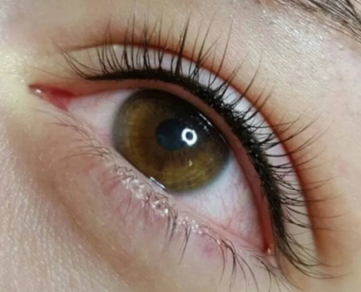 Stále upravená: permanentní make-up metodou pudrového obočí či linky a akvarelové rty