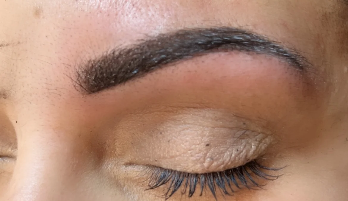 Stále upravená: permanentní make-up metodou pudrového obočí či linky a akvarelové rty
