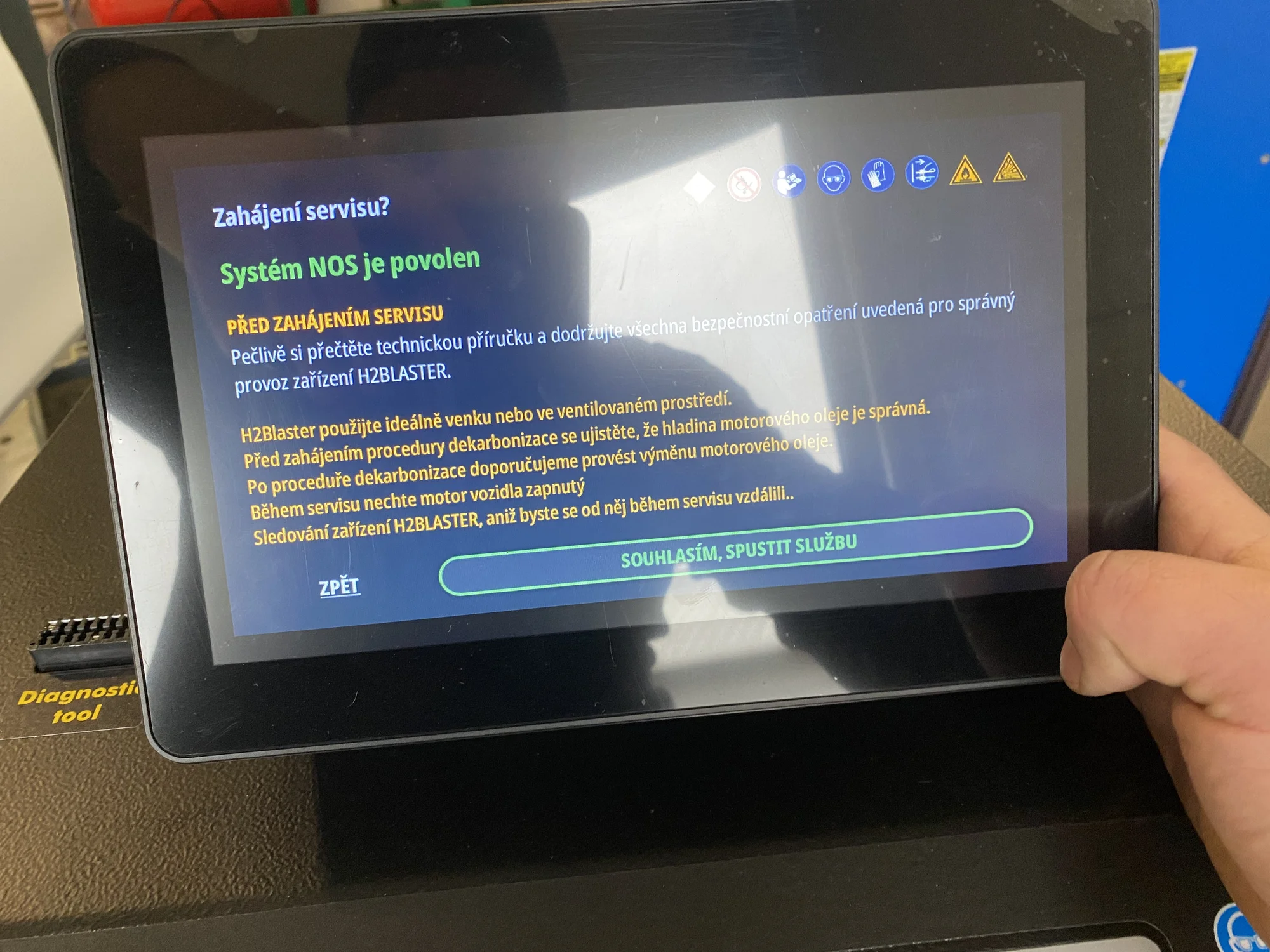 Dekarbonizace motoru: čištění pomocí vodíku osobního auta, náklaďáku nebo autobusu