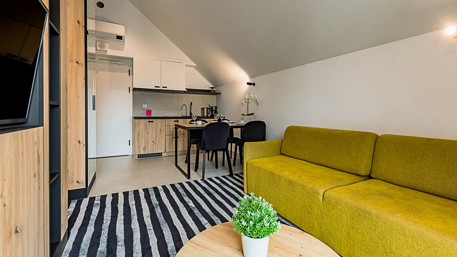 Nové apartmány u Kolobřehu: pláž pár kroků, wellness a možnost jídla
