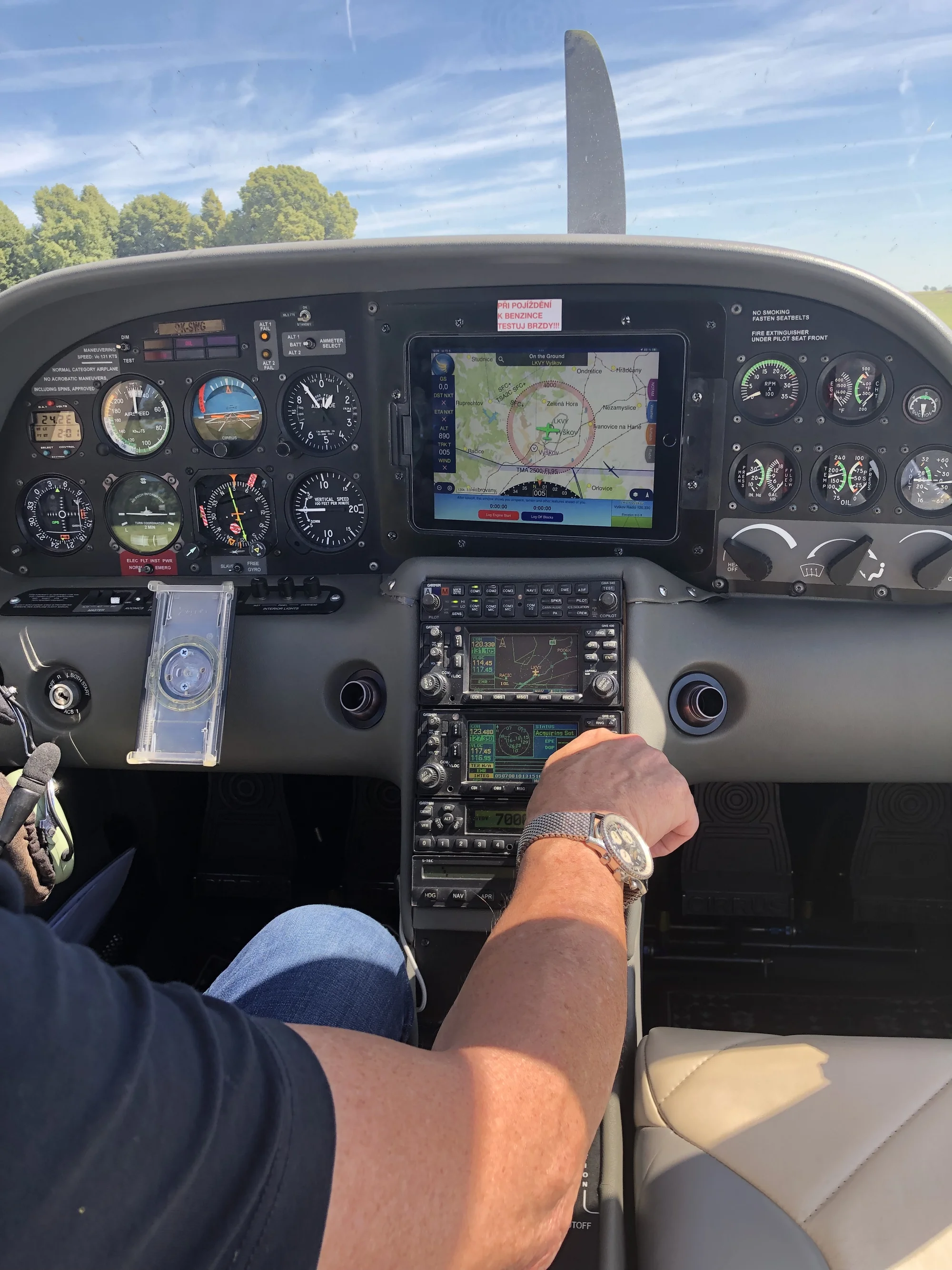 Romantický vyhlídkový let pro 2 osoby luxusním letadlem Cirrus SR 20 a k tomu sekt