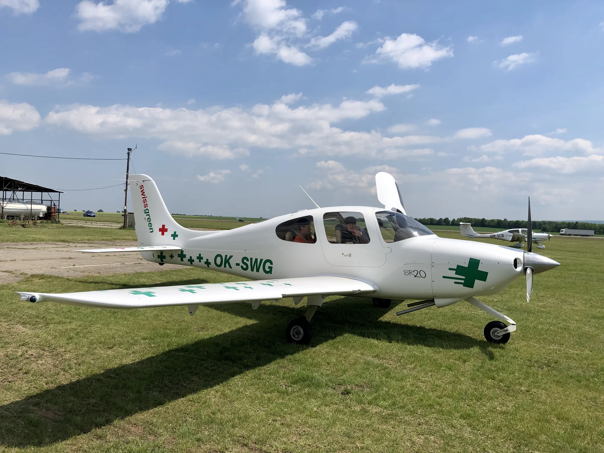 Romantický vyhlídkový let pro 2 osoby luxusním letadlem Cirrus SR 20 a k tomu sekt