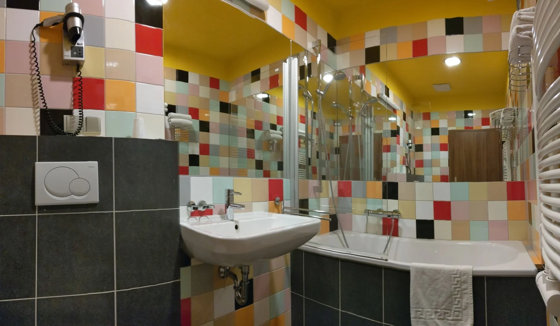 Romantika v centru Telče: hotel u zámeckého parku, polopenze i víno