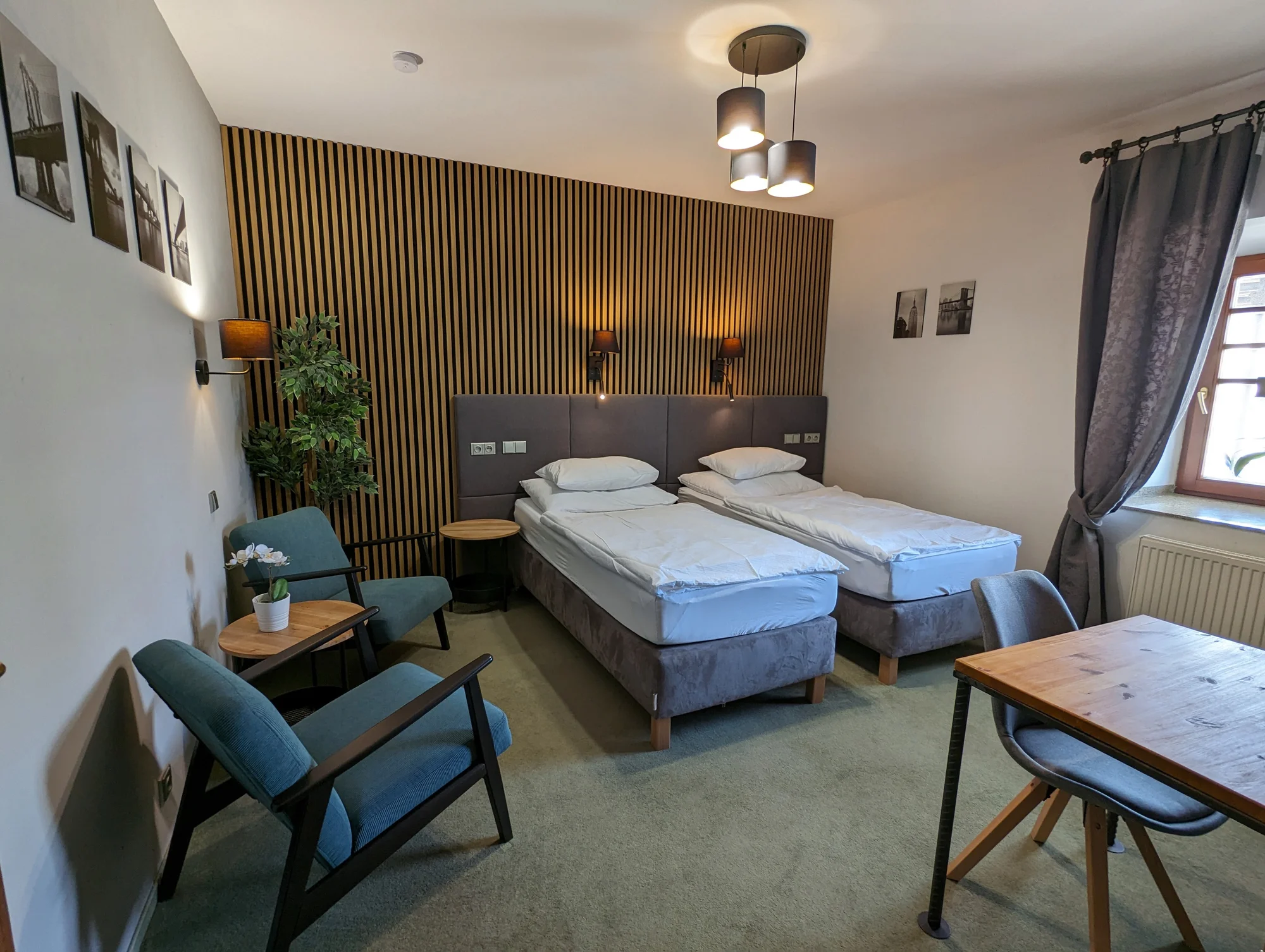 Romantika v centru Telče: hotel u zámeckého parku, polopenze i víno