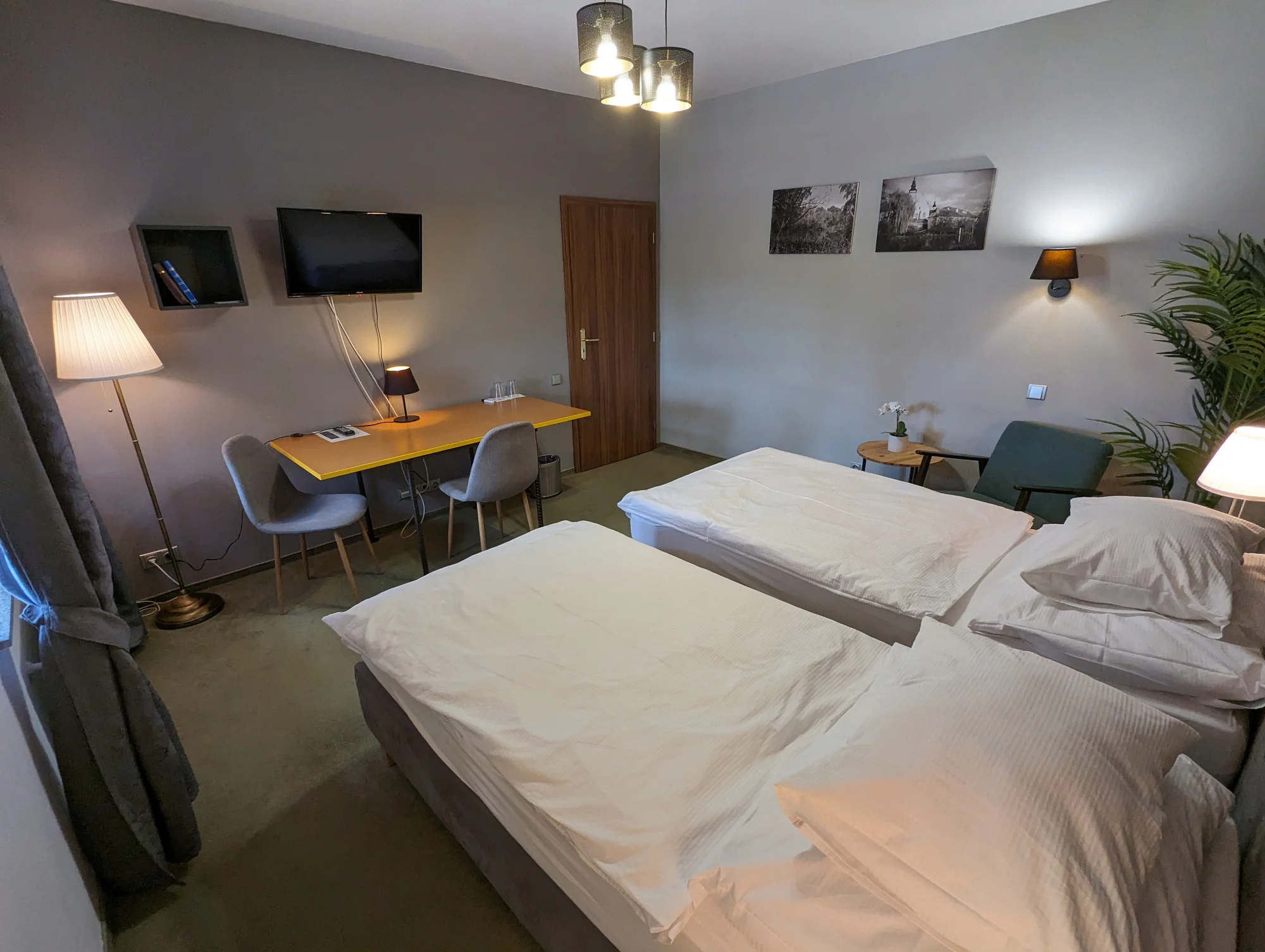 Romantika v centru Telče: hotel u zámeckého parku, polopenze i víno