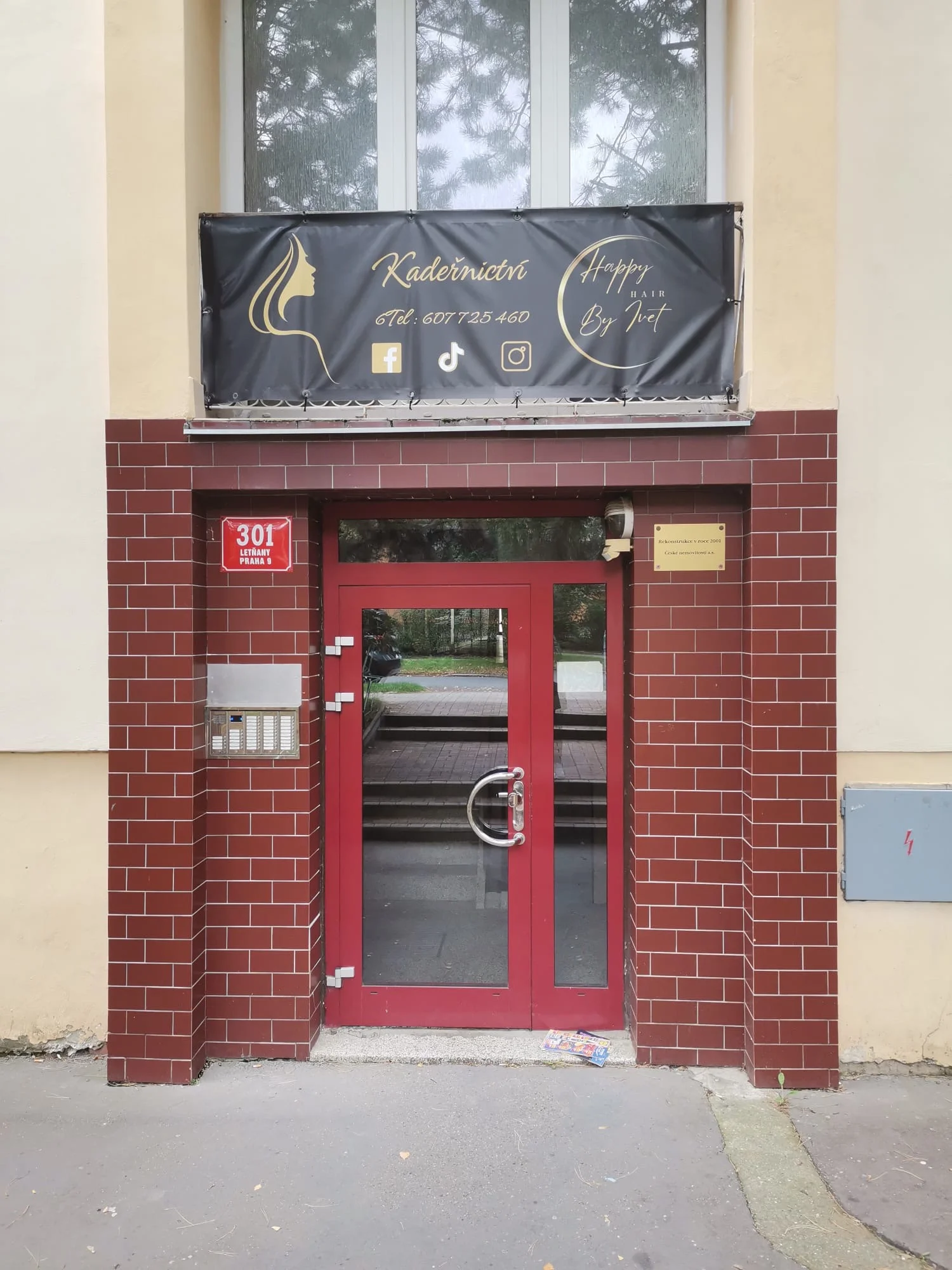 Dámský střih či barvení včetně stylingu a masáže hlavy v salonu v Letňanech