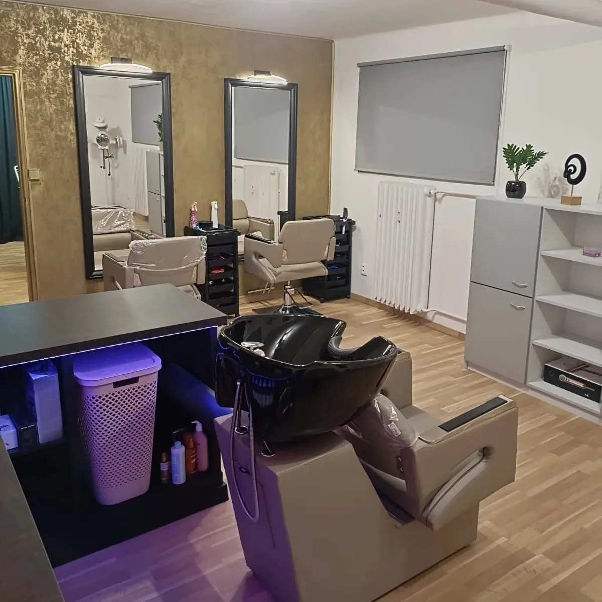 Dámský střih či barvení včetně stylingu a masáže hlavy v salonu v Letňanech