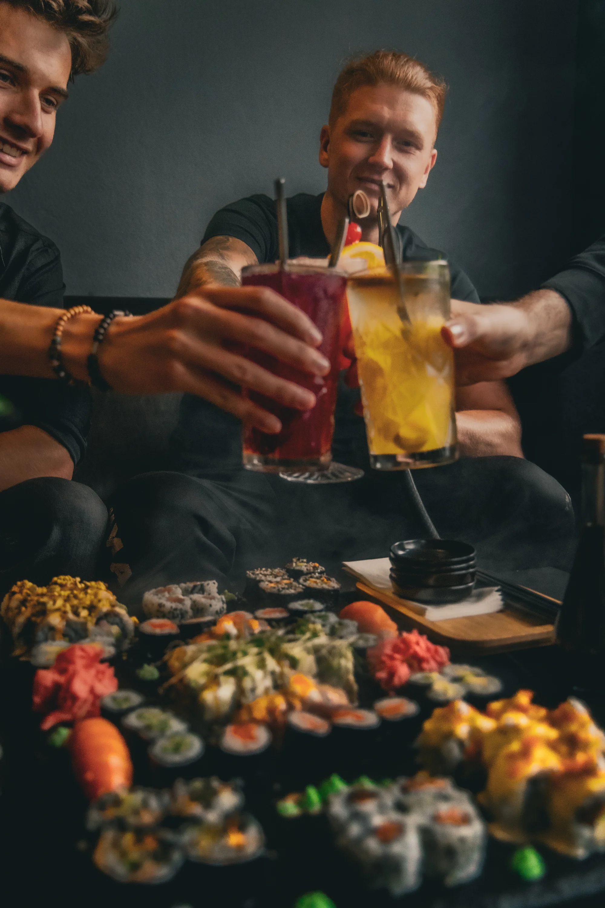 Vyladěný sushi set pro 2 či 4 osoby i s vodní dýmkou: maki, nigiri i oni rolls