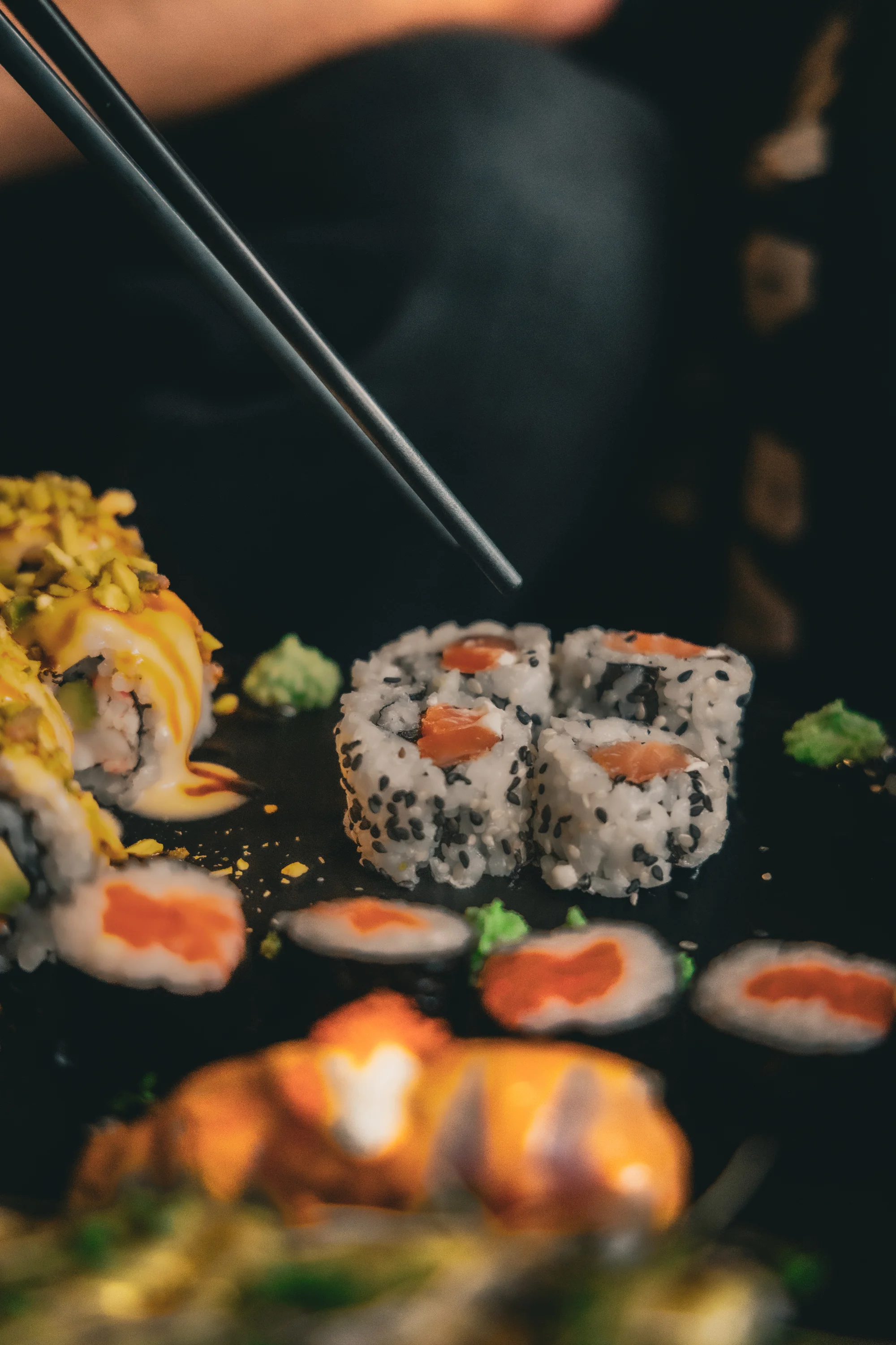 Vyladěný sushi set pro 2 či 4 osoby i s vodní dýmkou: maki, nigiri i oni rolls